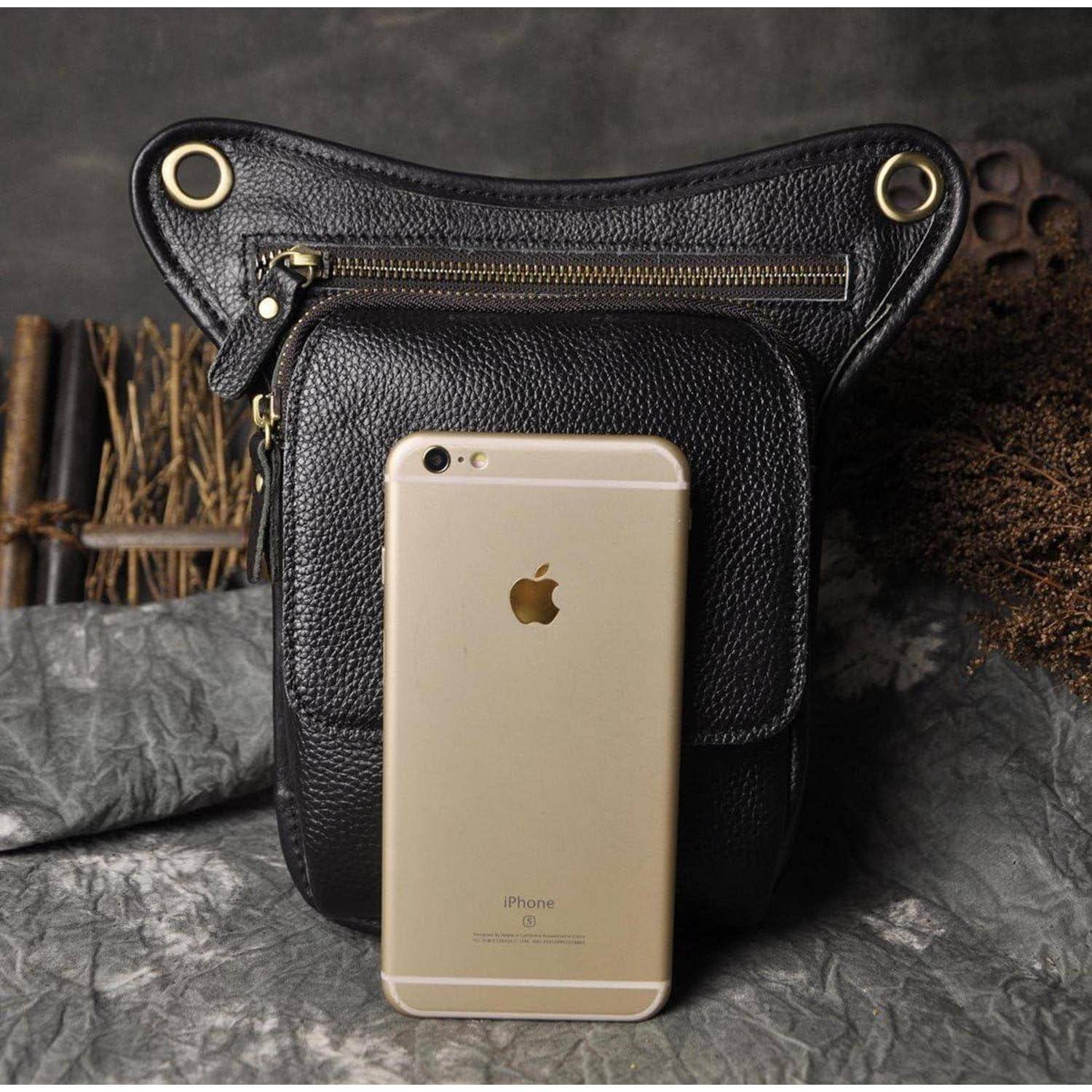 Goldenes iPhone, das vor einer schwarzen Ledertasche mit Schultergurt steht, mit Reißverschluss und Nieten-Details.