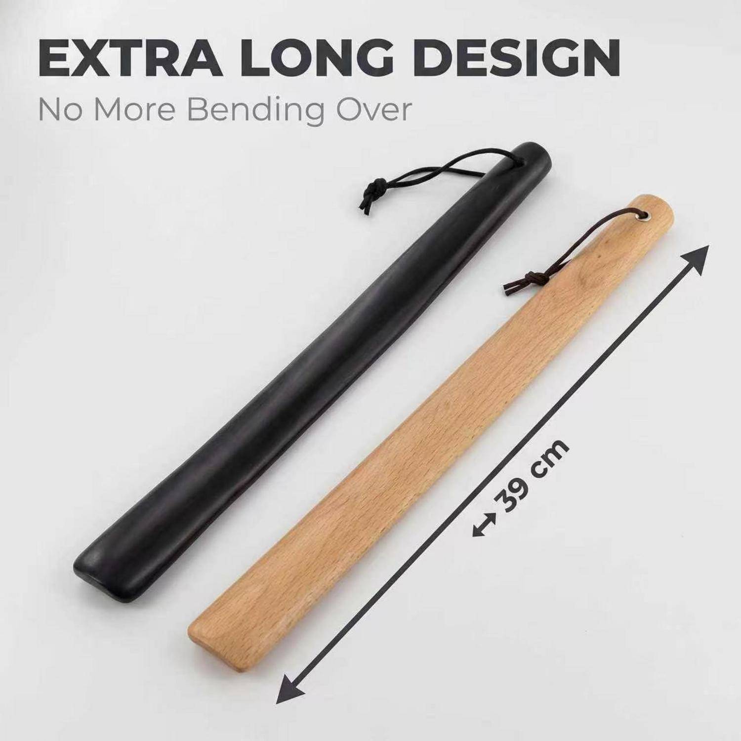Werbebild von zwei langstieligen Schuhlöffeln aus Holz und Schwarz, mit der Aufschrift „EXTRA LONG DESIGN