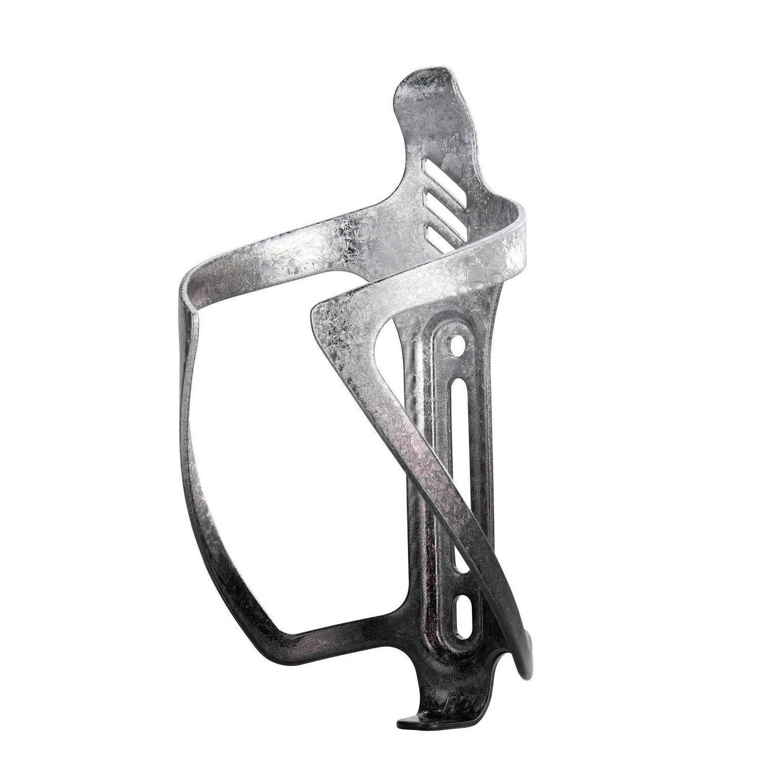 Silbernes Metall-Flaschenhalter für Fahrrad isoliert auf weißem Hintergrund.