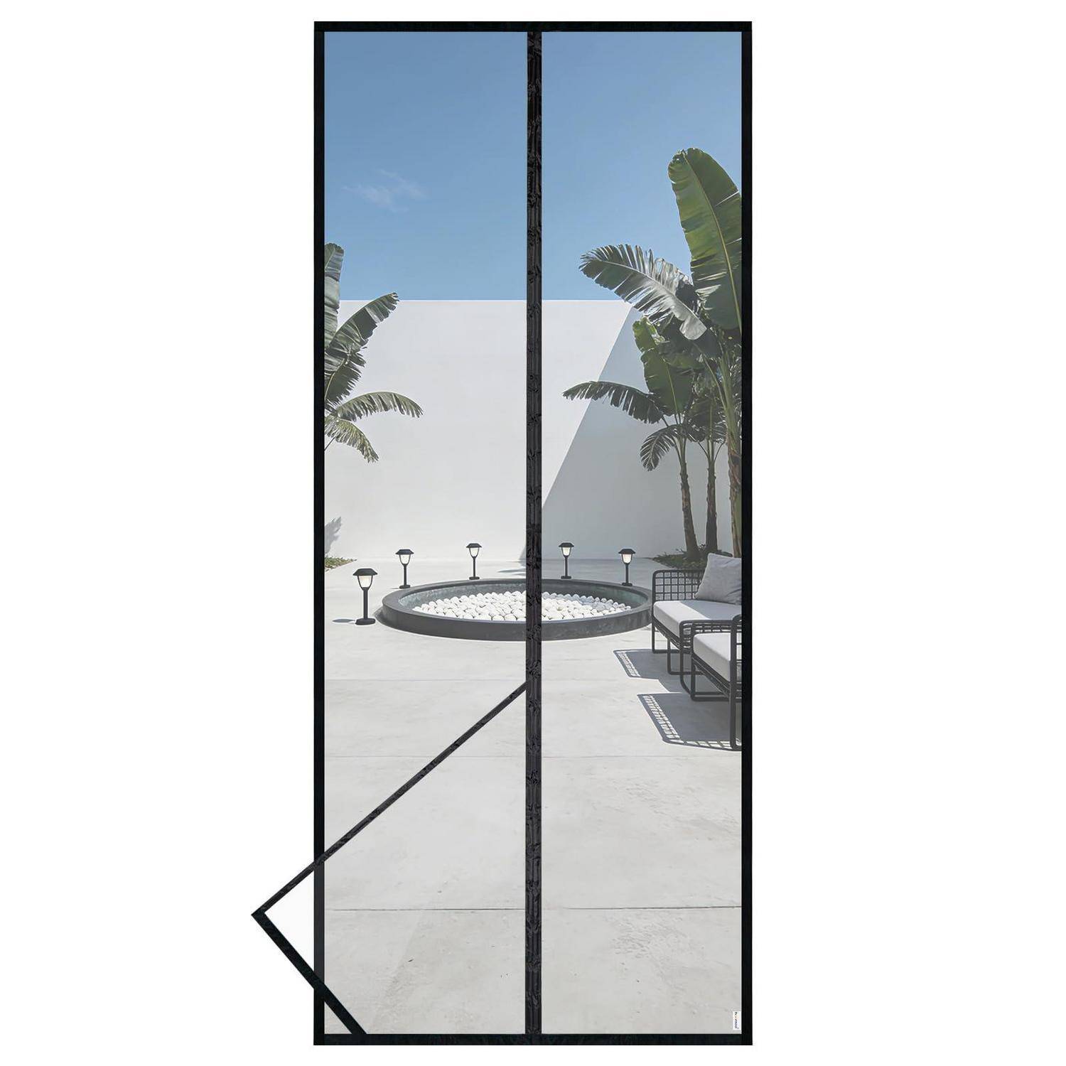 Moderne Terrasse, die durch eine hohe schwarzgerahmte Glastür sichtbar ist, mit einer runden Feuerstelle, Liegestühlen und Palmen vor einem hellen Himmel.