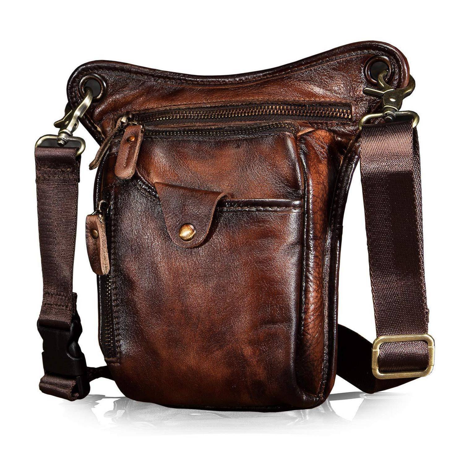 Braune Ledertasche mit Schulterriemen und Reißverschlusstasche auf weißem Hintergrund.