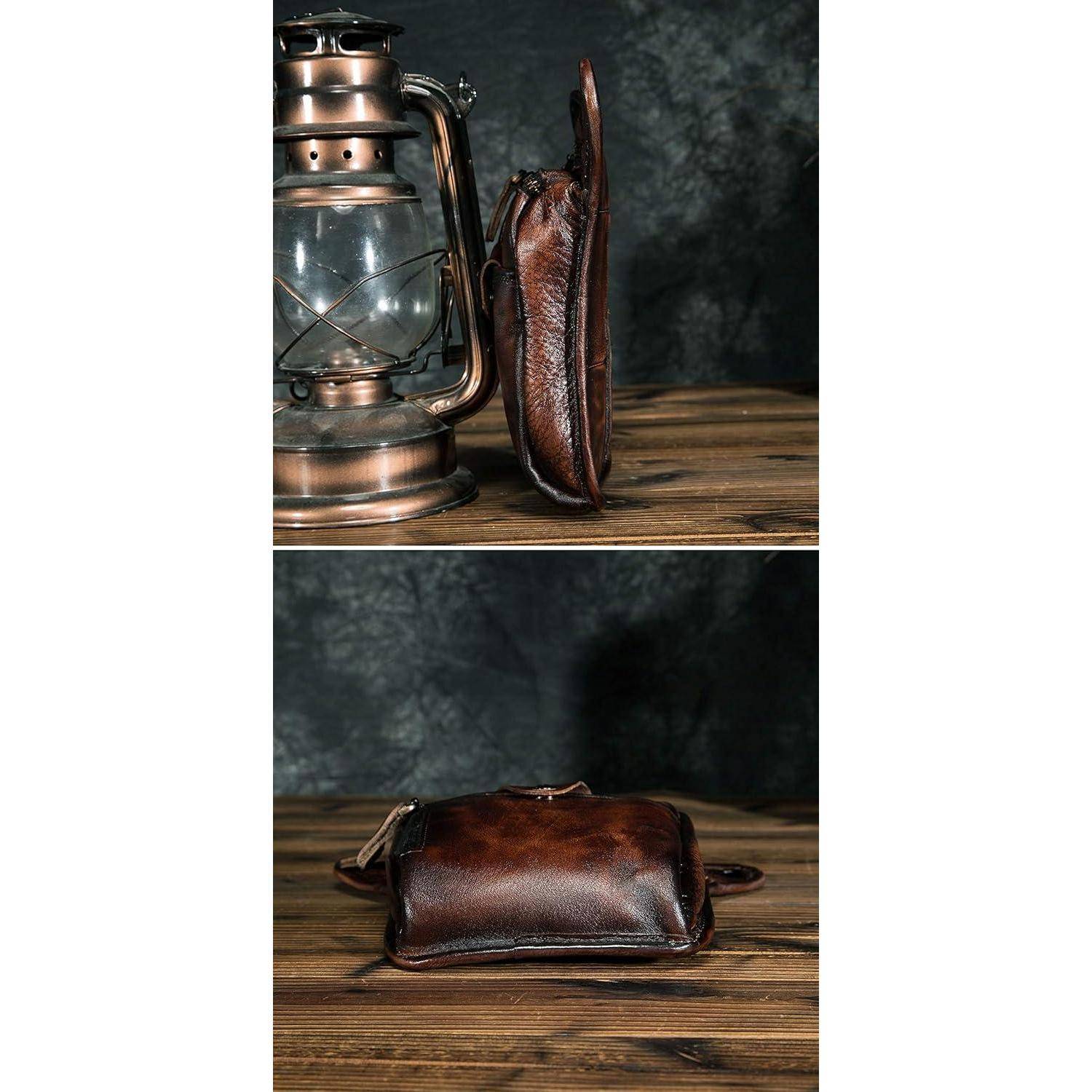 Zwei Ansichten einer braunen Ledertasche auf einem Holztisch neben einer Vintage-Laterne, die das Seitenprofil und die flach liegende Tasche zeigen.
