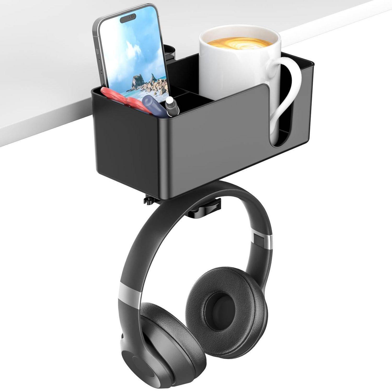 Schwarze Clip-On-Organizer-Halterung auf einem Schreibtisch, die ein Telefon, eine Kaffeetasse und einen Stift lagert, mit darunter hängenden Kopfhörern