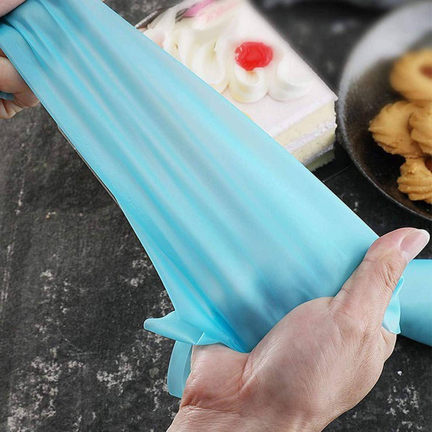 Hände dehnen eine blaue Silikon-Backmatte oder Gebäckunterlage über eine dunkle Arbeitsplatte, mit Desserts und Keksen im Hintergrund.