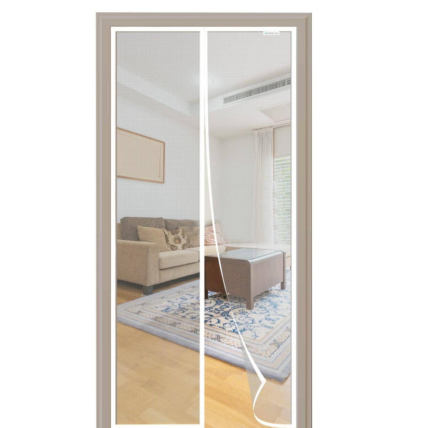 Eine Schiebetüre mit feinem Netz, das teilweise ein Wohnzimmer verdeckt, mit Sofa, Sitzkissen, Teppich und Fenster dahinter sichtbar.