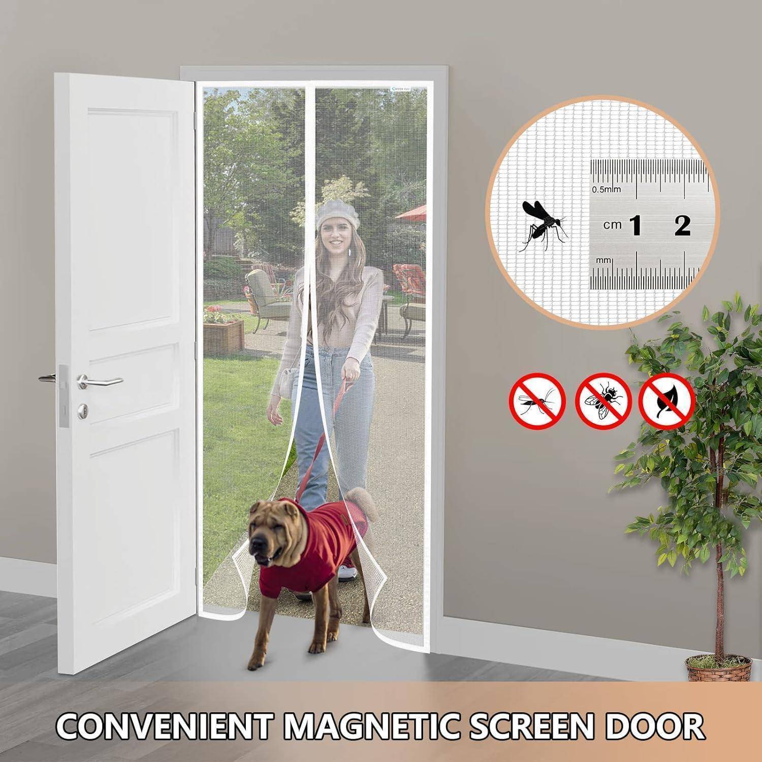 Frau und Hund gehen durch eine magnetische Gittertür mit berührungsloser Schließung, die Insekten abhält und gleichzeitig einfachen Zugang ermöglicht.