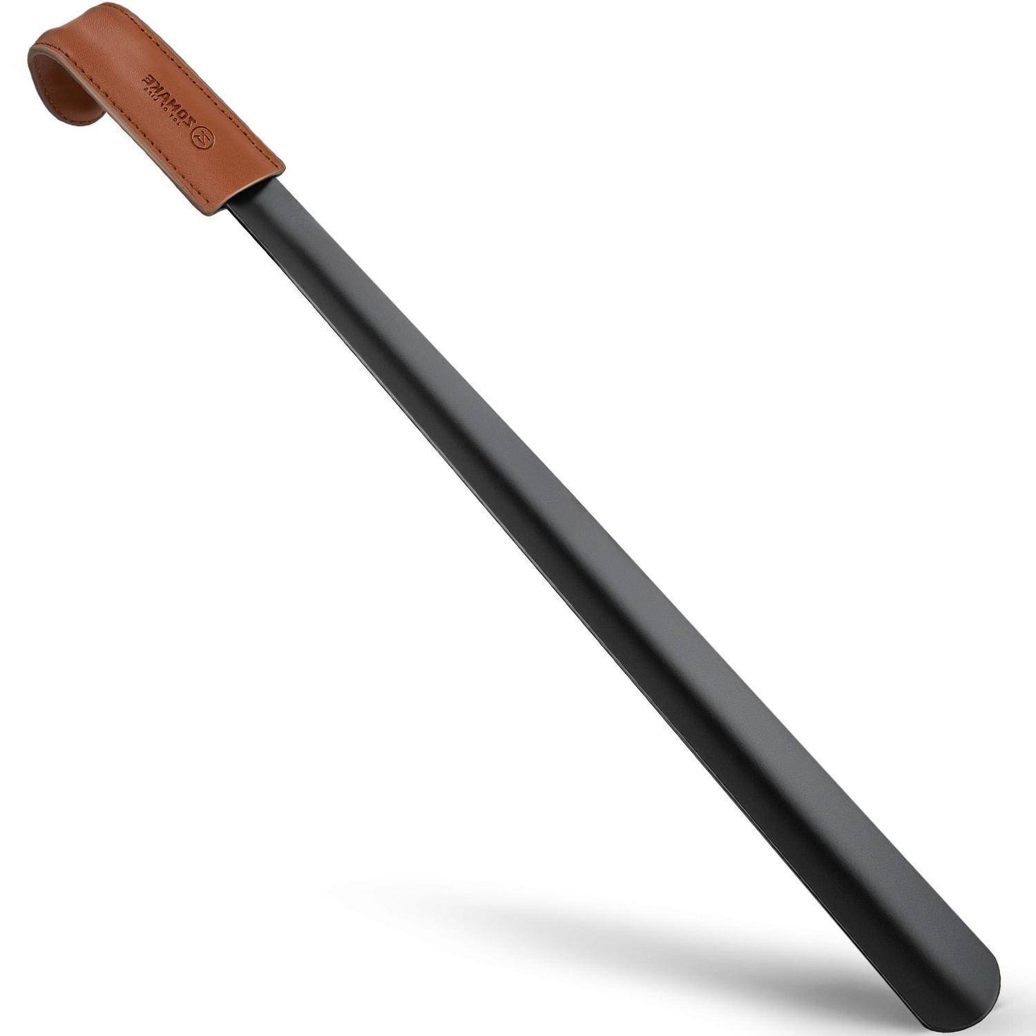 Schwarzer Schuhlöffel mit einer braunen Lederschlaufe zum Aufhängen und ergonomischem Griff auf weißem Hintergrund.