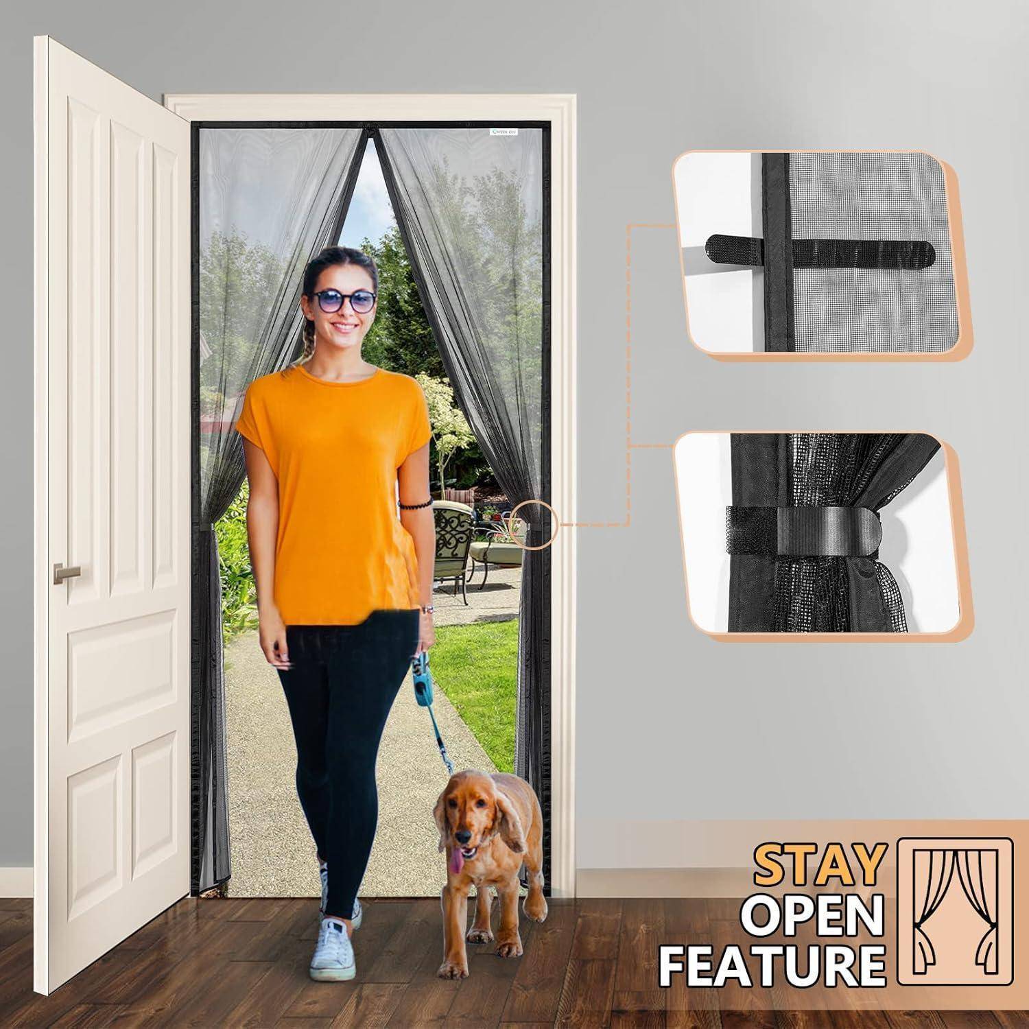 Frau und Hund gehen durch eine Türöffnung mit einem magnetisch gehaltenen offenen Maschenvorhang; Detailaufnahmen zeigen die Riemenverschluss, gekennzeichnet als „STAY OPEN FEATURE
