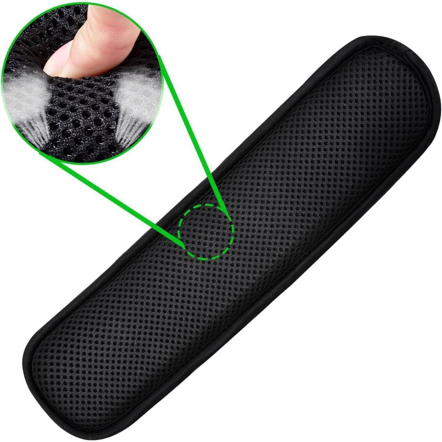 Schwarzes perforiertes gepolstertes Riemenband mit eingefügter Nahaufnahme, die atmungsaktives Netzgewebe zeigt, das von einem Finger gedrückt wird.