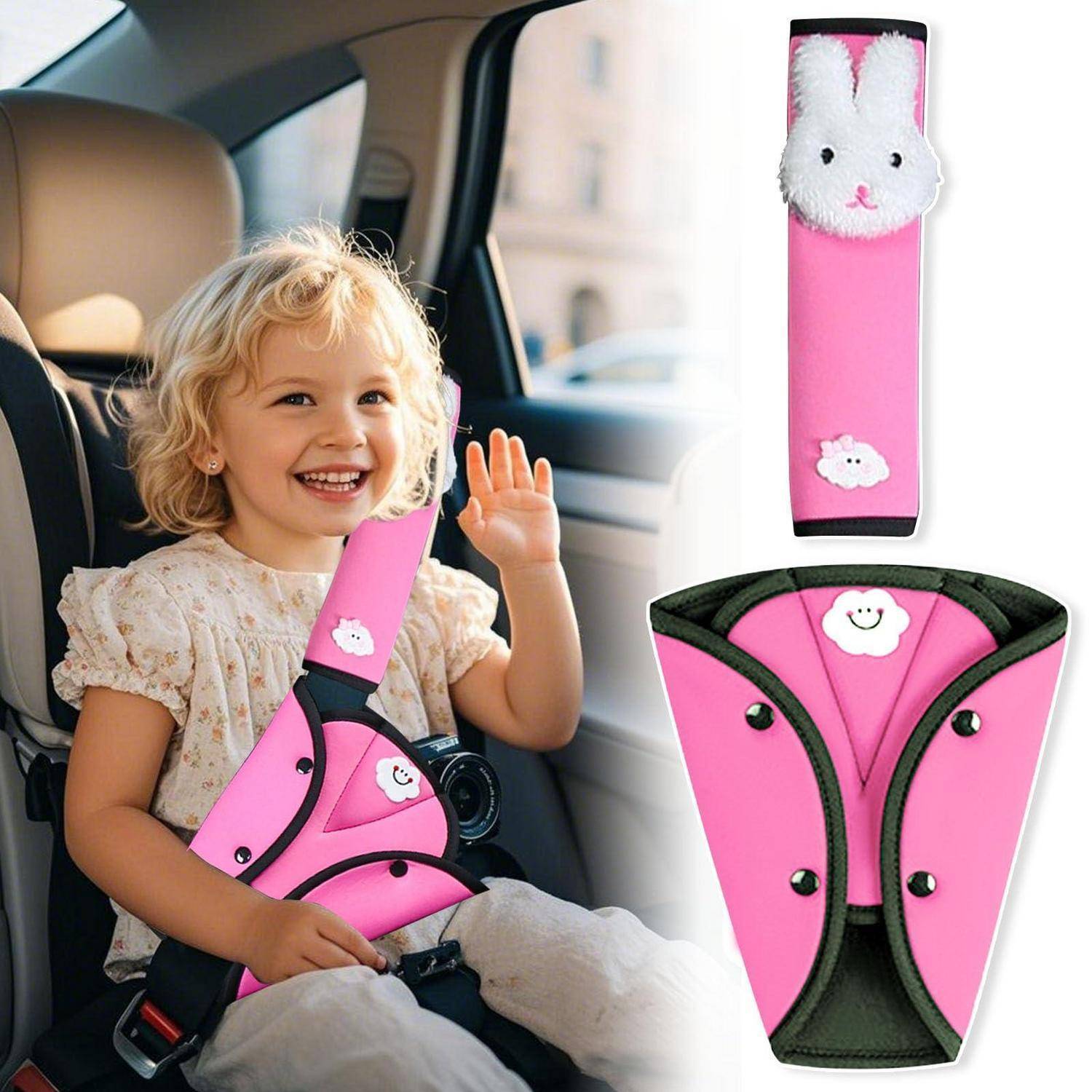 Lachendes Kind sitzt in einem Auto und trägt eine rosa Sitzbezugabdeckung mit Sicherheitsgurt-Polster-Set mit Häschen- und Wolkendesigns.