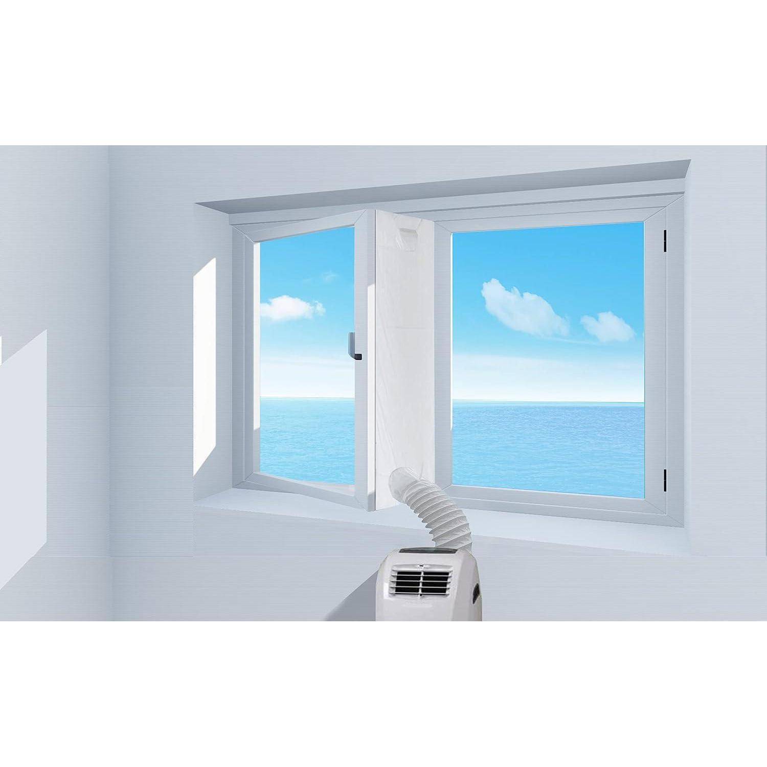 Offenes weißes Fenster mit Ozean und blauem Himmel draußen; ein tragbarer Klimaanlage-Schlauch wird durch die untere Öffnung in einem hellen Raum entlüftet.