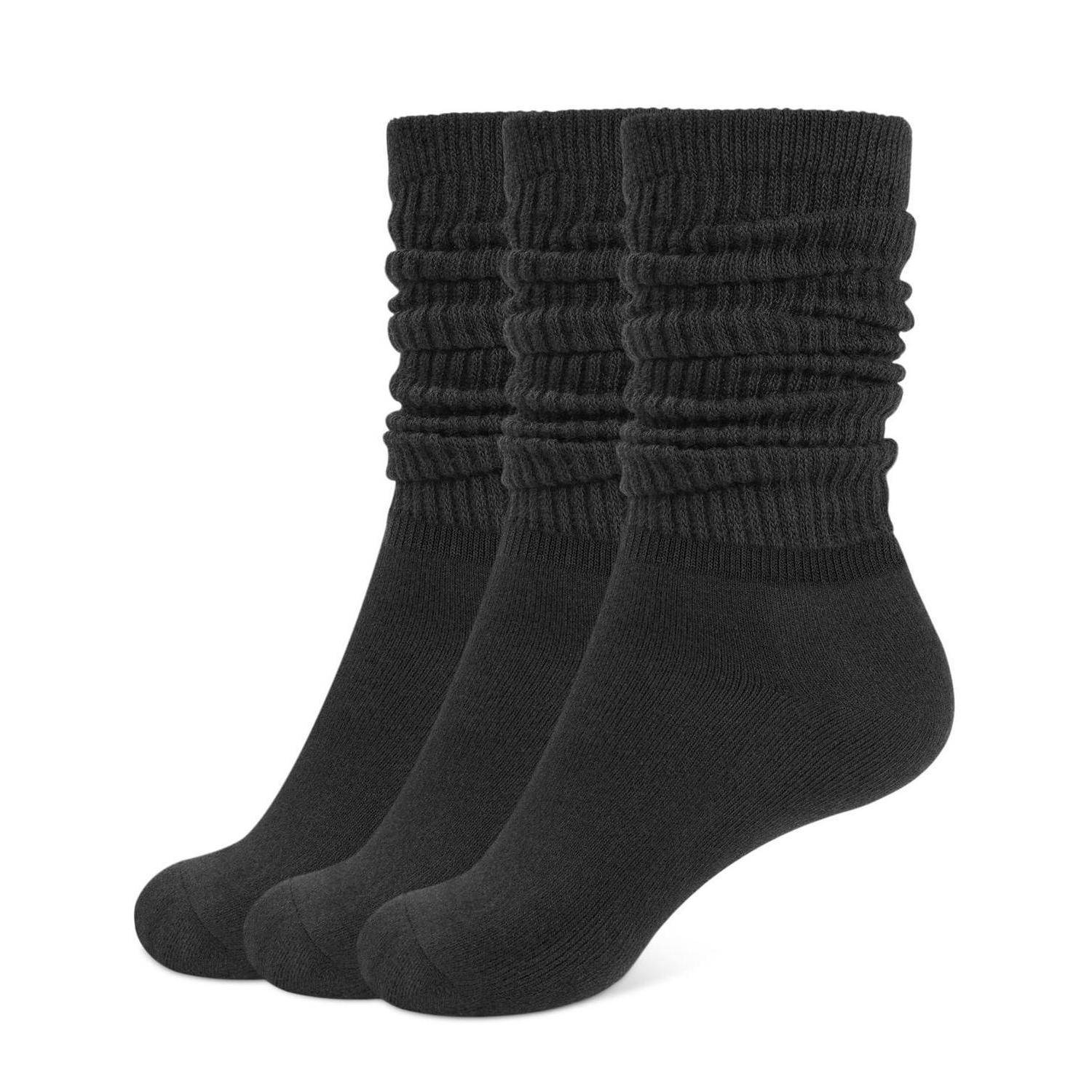 Drei Paar schwarze, lockere Knöchelsocken übereinander gestapelt auf weißem Hintergrund.