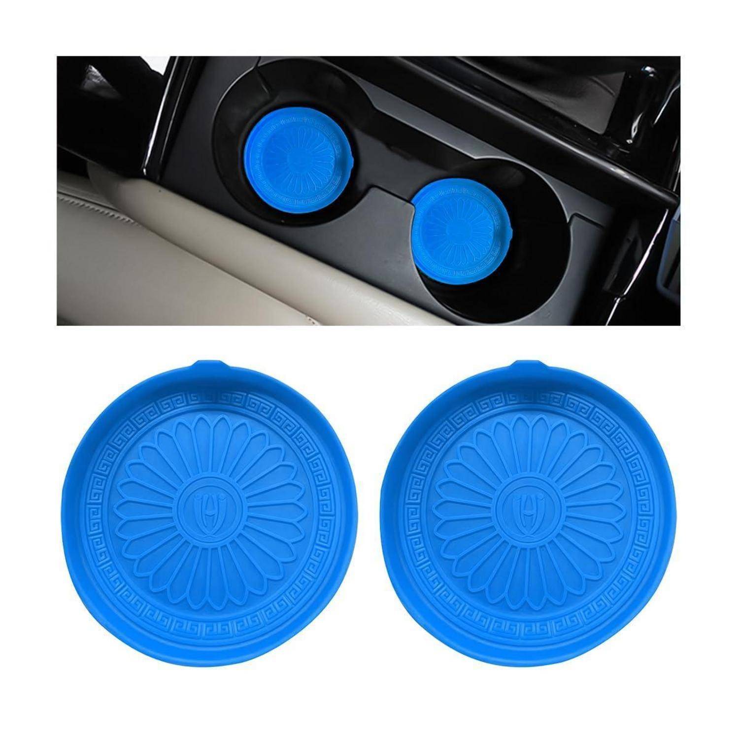Blaue runde Silikon-Becherdeckel, die in einem Auto-Becherhalter und separat auf weißem Hintergrund gezeigt werden.