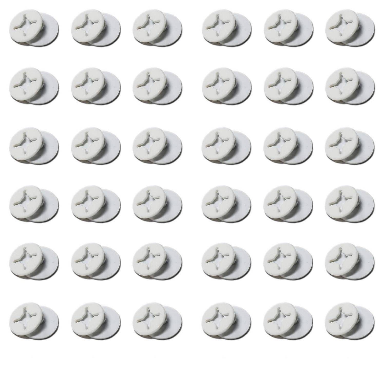 Reihen identischer weißer runder Knöpfe oder Jetons mit einem dreiarmigen geprägten Symbol, ordentlich in einem Gitter auf weißem Hintergrund angeordnet.