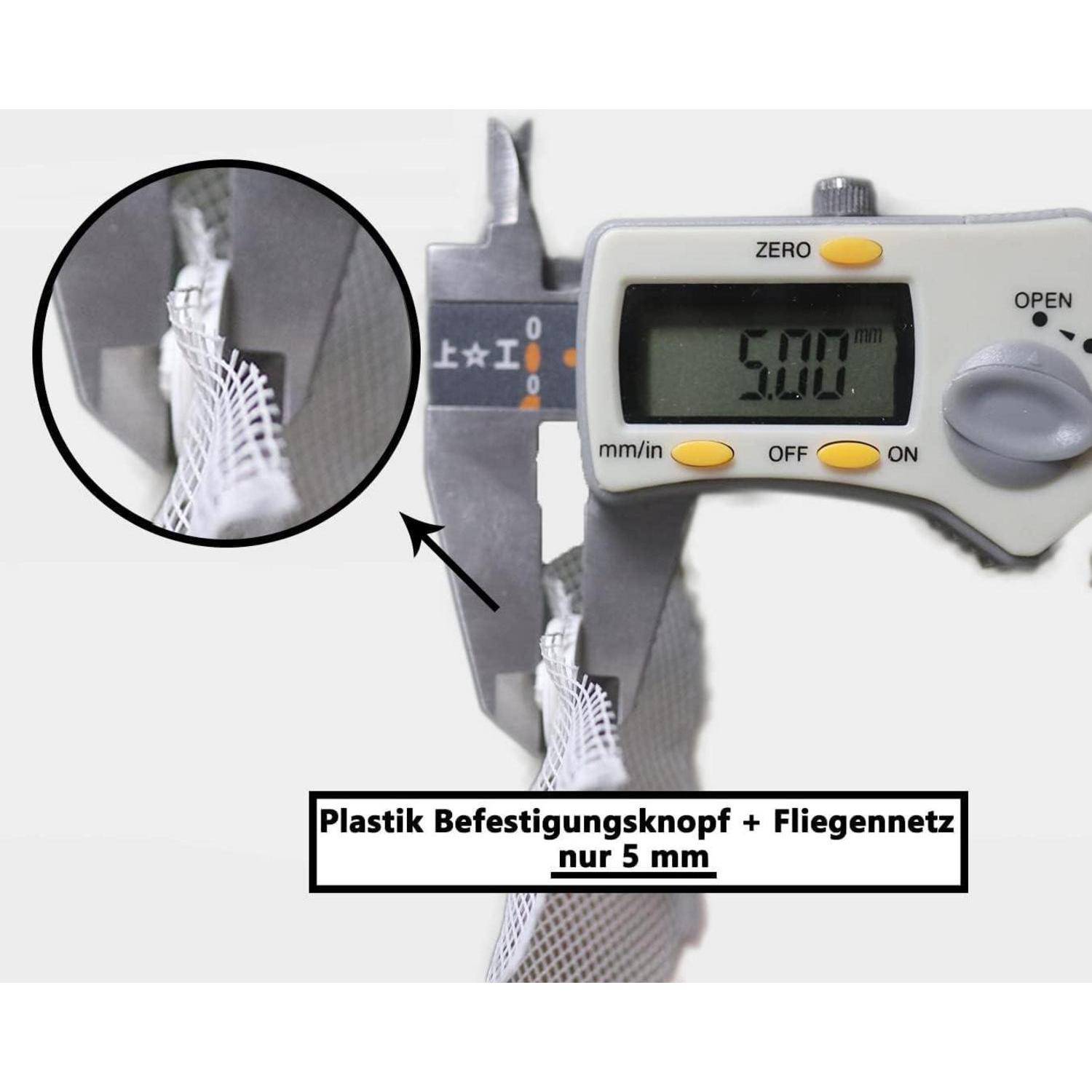 Digitale Schieblehre misst einen Kunststoff-Befestigungsknopf und Fliegennetz, zeigt 5,00 mm mit eingefügter Nahaufnahme und deutschem Etikett „Plastik Befestigungsknopf + Fliegennetz nur 5 mm