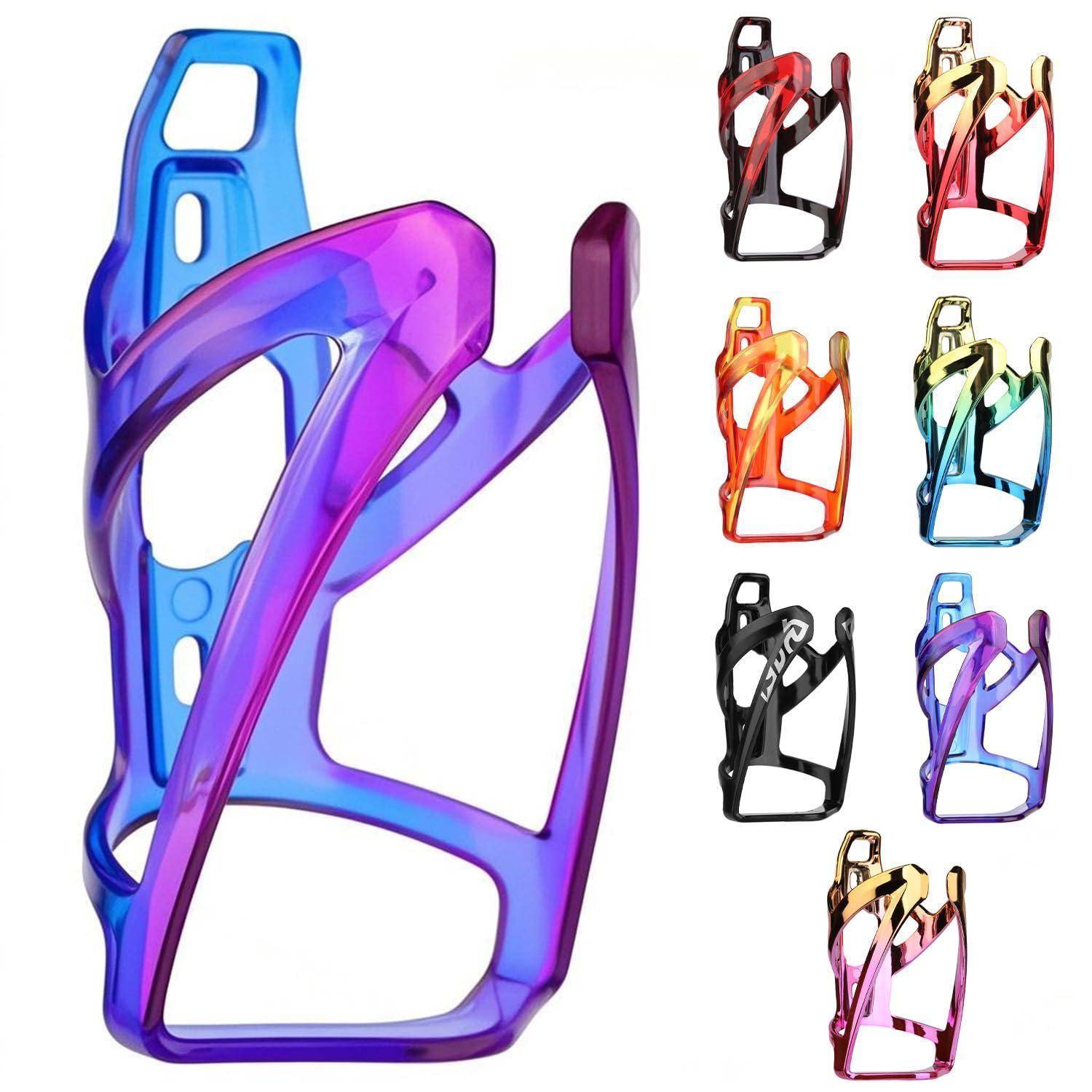 Farbenfroher Fahrrad-Wasserflaschenhalter in mehreren Farbvarianten dargestellt, mit einem großen violett-blauen Halter links hervorgehoben und kleineren Varianten rechts.