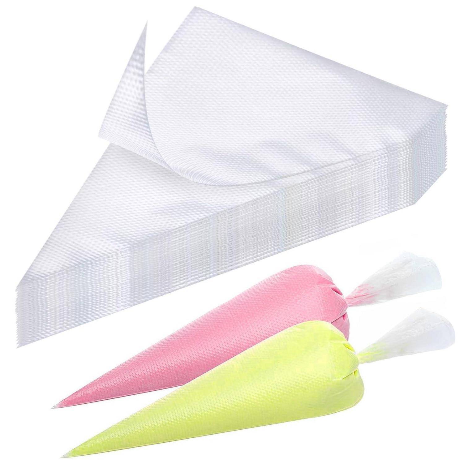 Drei Einweg-Spritzbeutel, einer klar und zwei rosa und gelb gefüllt mit Glasur zum Dekorieren von Kuchen.