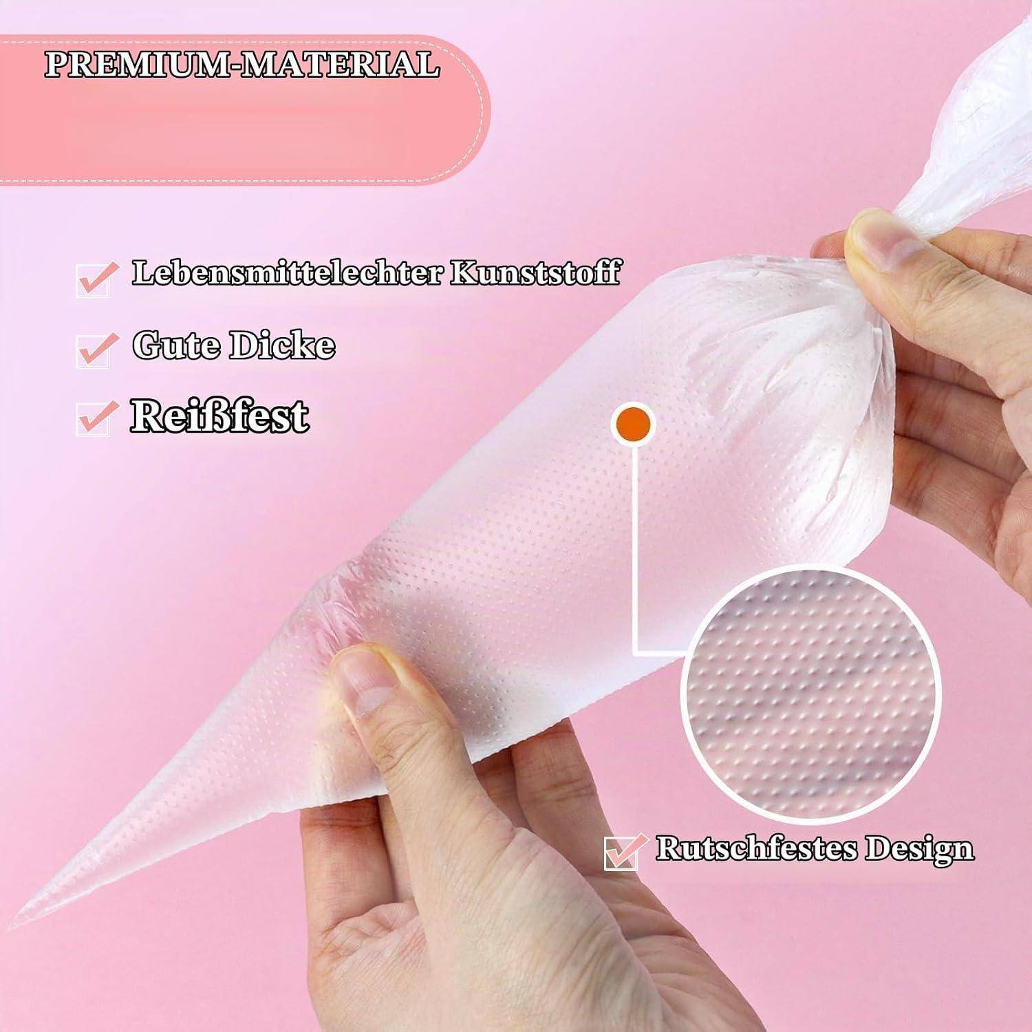 Eine Hand, die eine dicke, klare Kunststofftasche auf rosa Hintergrund hält, mit deutschem Text, der das hochwertige lebensmittelechte Material, die Langlebigkeit und das rutschfeste Design hervorhebt.
