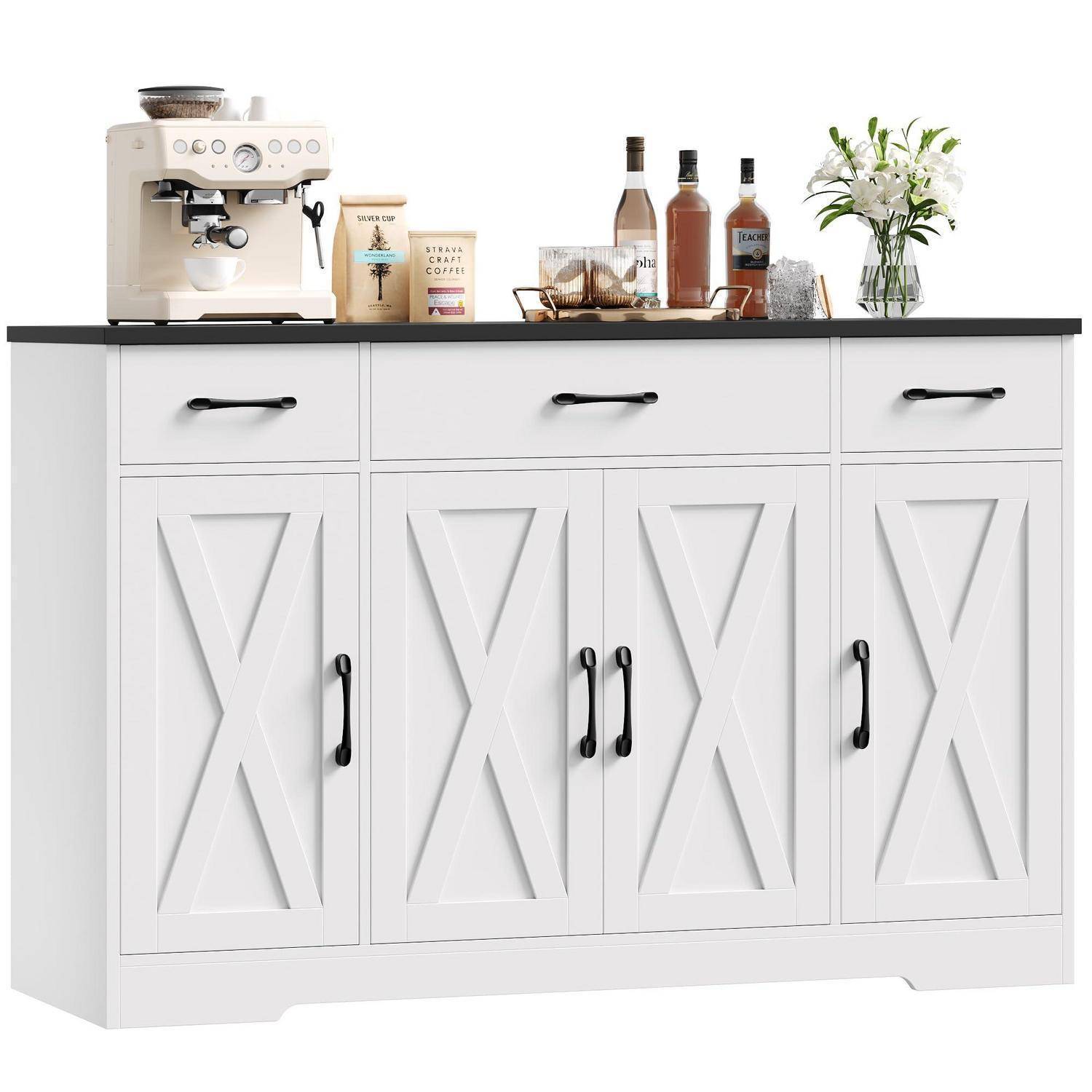 Weiße Anrichte im Farmhouse-Stil mit schwarzer Arbeitsplatte, vier Schranktüren und Schubladen, gestaltet als Kaffeebar mit Espressomaschine, Flaschen, Vase und Büchern.