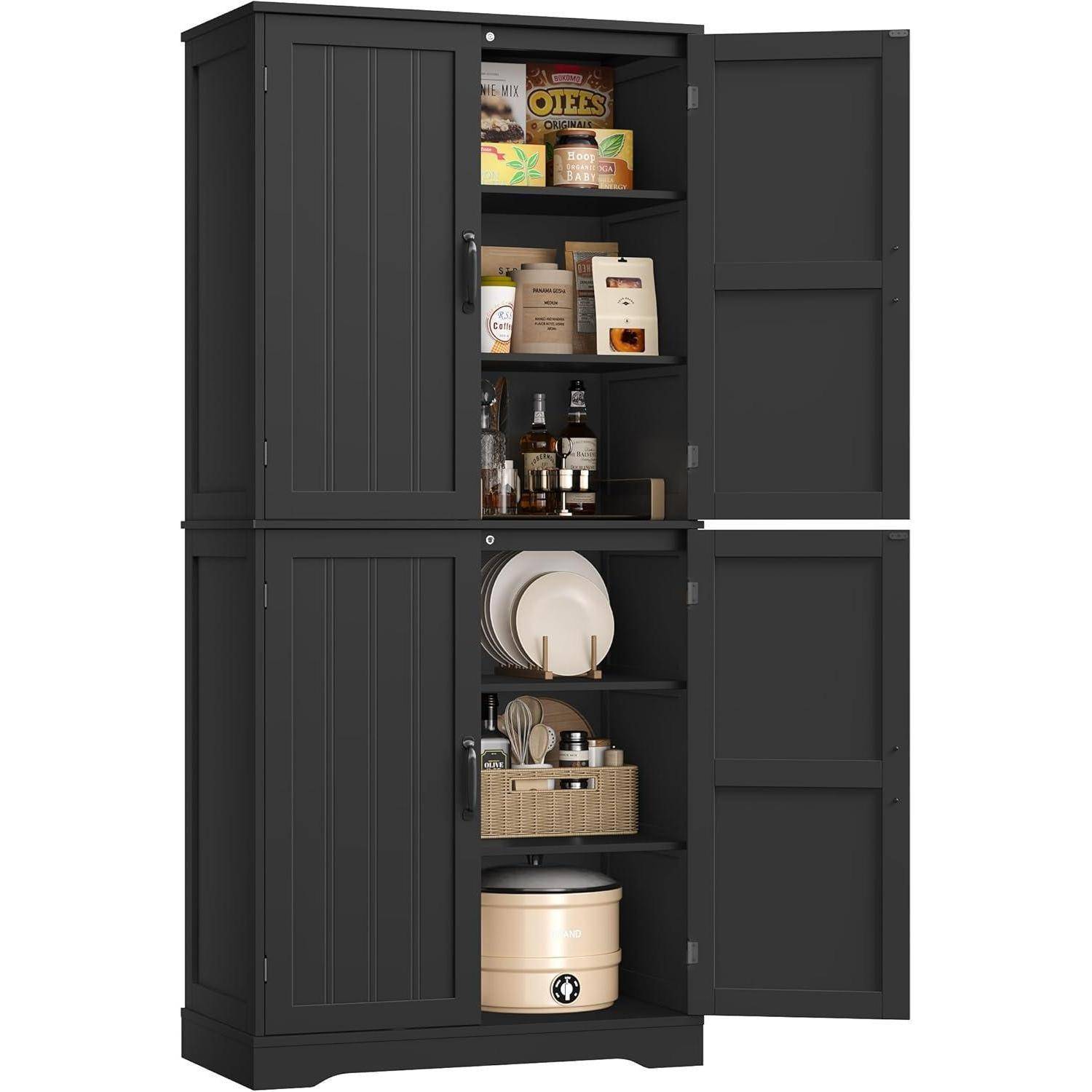Schwarzer Speisekammerschrank mit zwei offenen Türen, die Regale mit Lebensmitteln, Flaschen, Geschirr und einem Küchengerät auf der Arbeitsplatte zeigen.