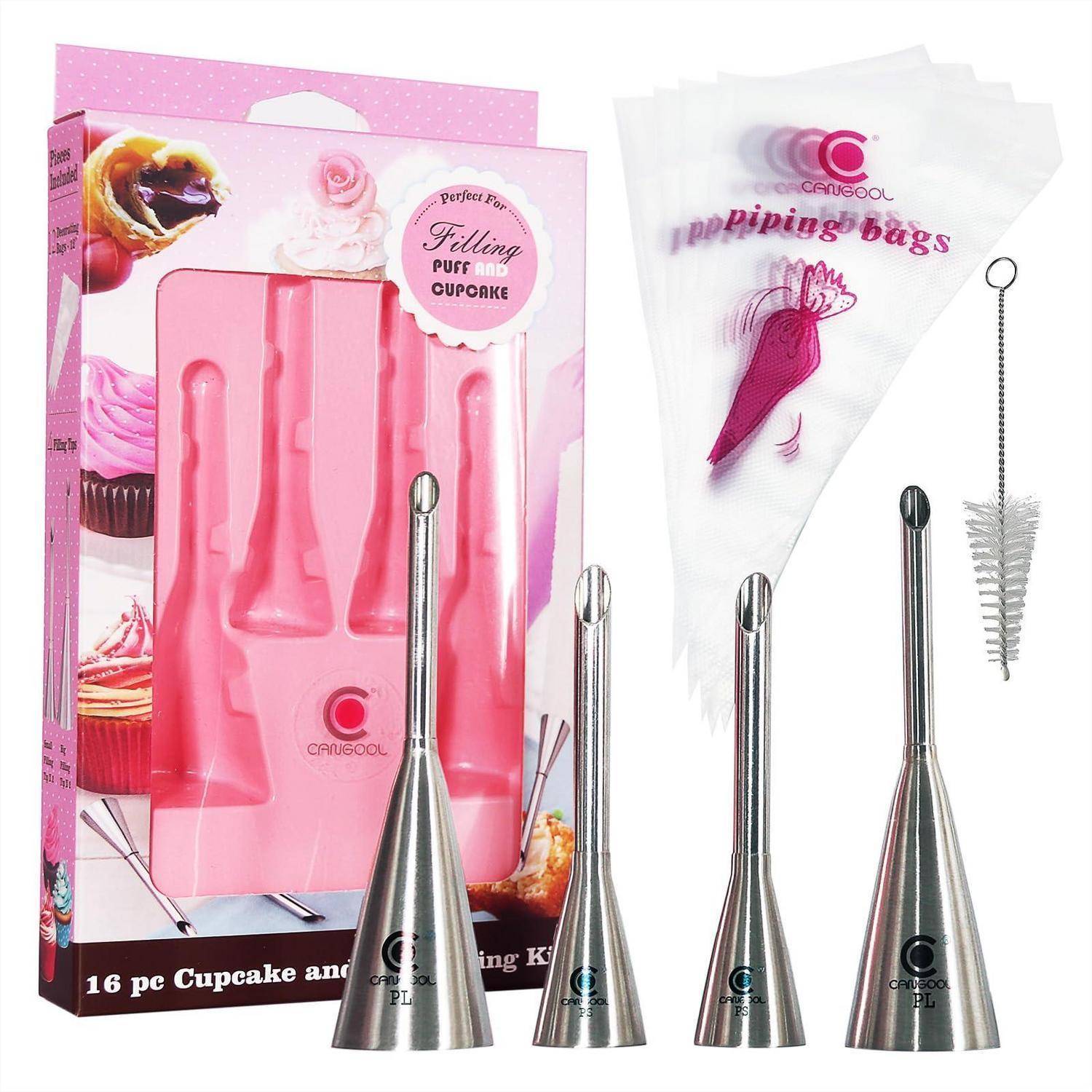 Rosa-Cupcake-Dekorationset mit vier Metallspritztüten, Einweg-Spritzbeuteln und Reinigungsbürste, gezeigt in Produktverpackung.