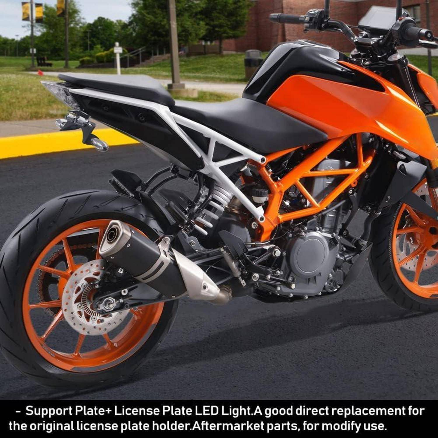 # Orange Sport-Motorrad im Freien geparkt; Die Bildunterschrift erwähnt einen Halterungsbügel und LED-Lichtwechsel für das Kennzeichenschild.