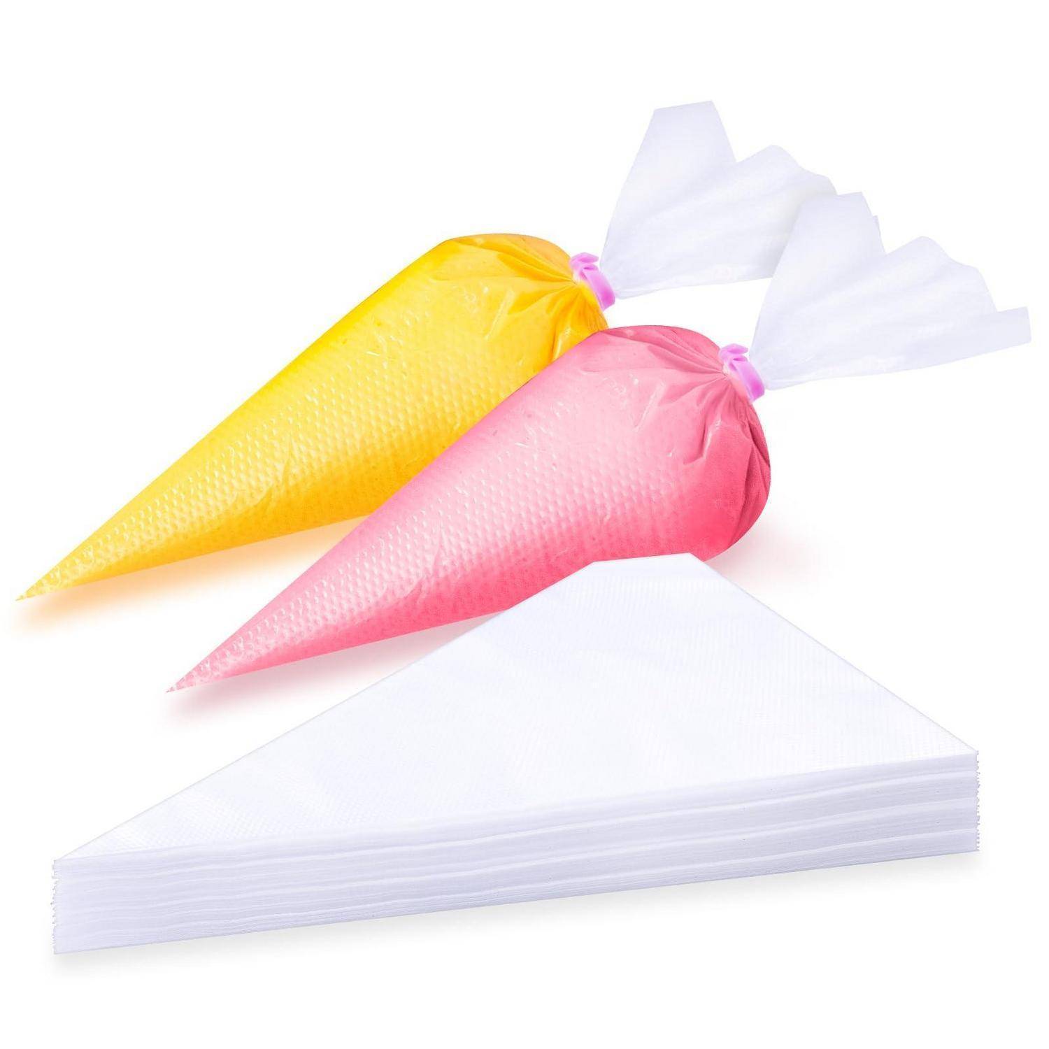 Zwei mit gelber und rosa Glasur gefüllte Spritzbeutel liegen auf einem Stapel weißer Backpapier- oder Spritzbeutelblätter.