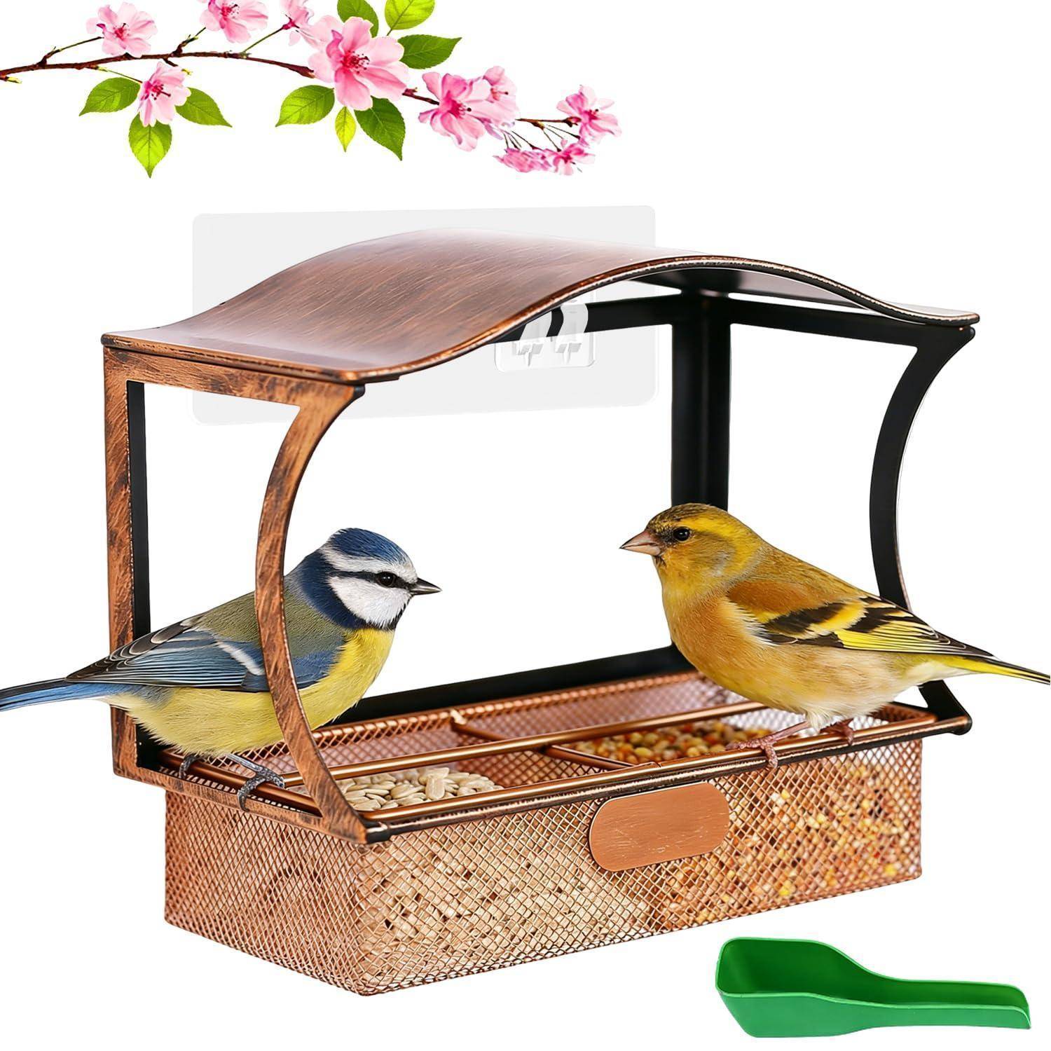 Zwei kleine Vögel saßen auf einem kupfernen hängenden Vogelfutterhaus mit einem gewölbten Dach, einer Samenschale und einem grünen Schaufelchen; rosa Blüten schmückten die Oberseite.