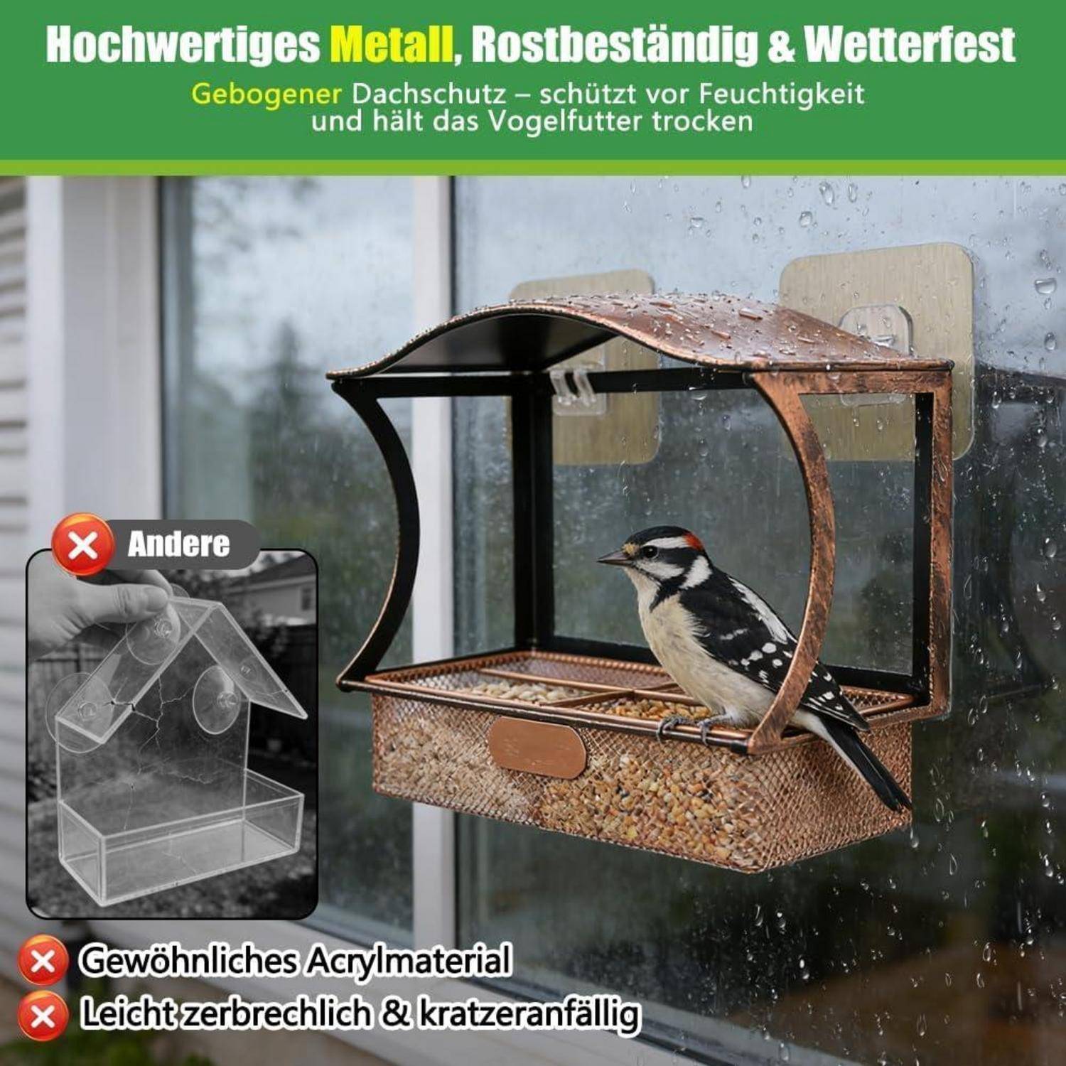 Vogelfutterhaus mit geschwungenem Metalldach, außen an einem Fenster im Regen montiert, dargestellt als wetterfest; ein Ausschnitt kontrastiert es mit zerbrechlichen Kunststofffutterautomaten.