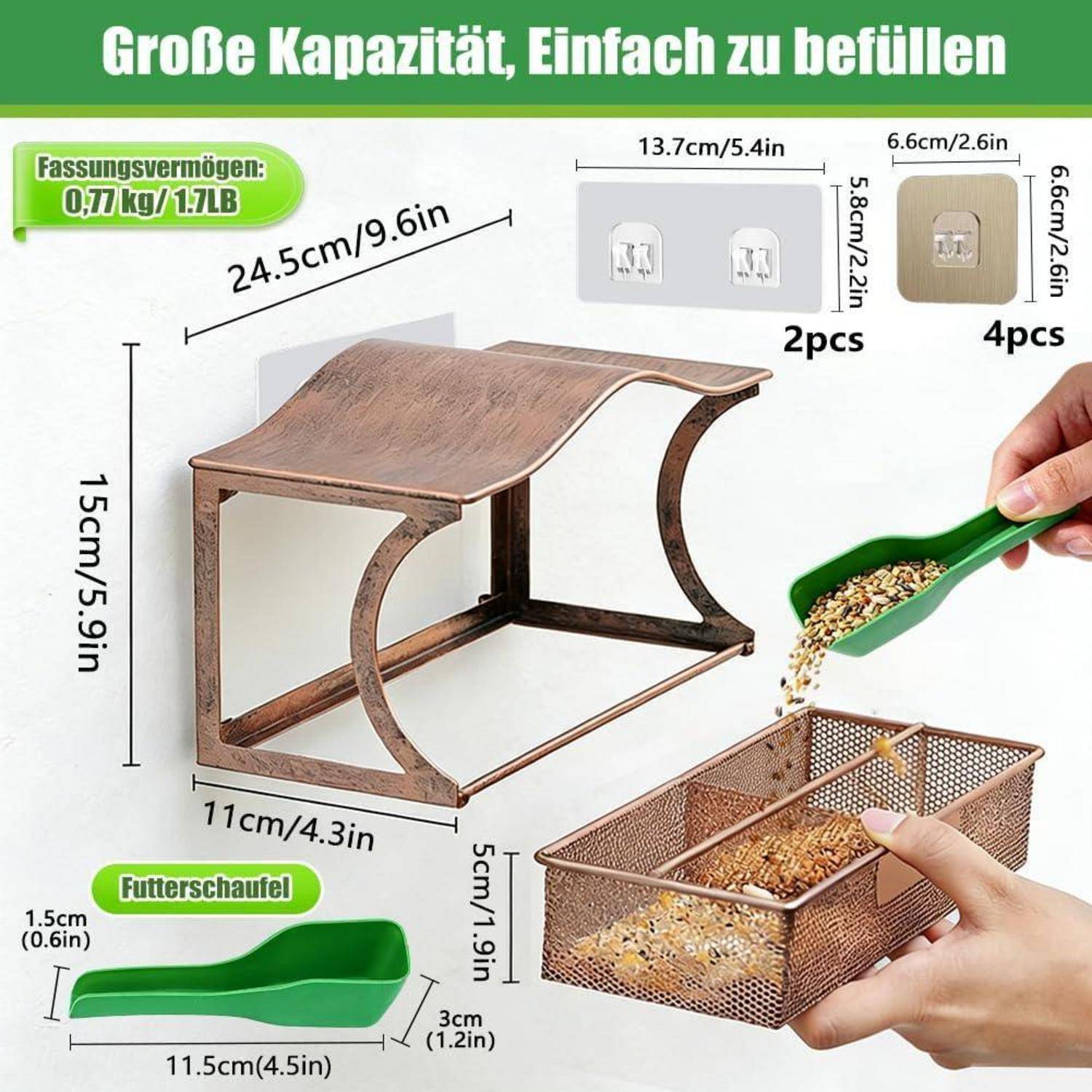 Produktdiagramm zeigt einen Holzständer und einen Mesh-Lagerbehälter mit Futterutensil; mit beschrifteten Abmessungen und Kapazität 0,77 kg/1,7 lb, mit Hakenvarianten, die als 2er und 4er Sets gezeigt werden.
