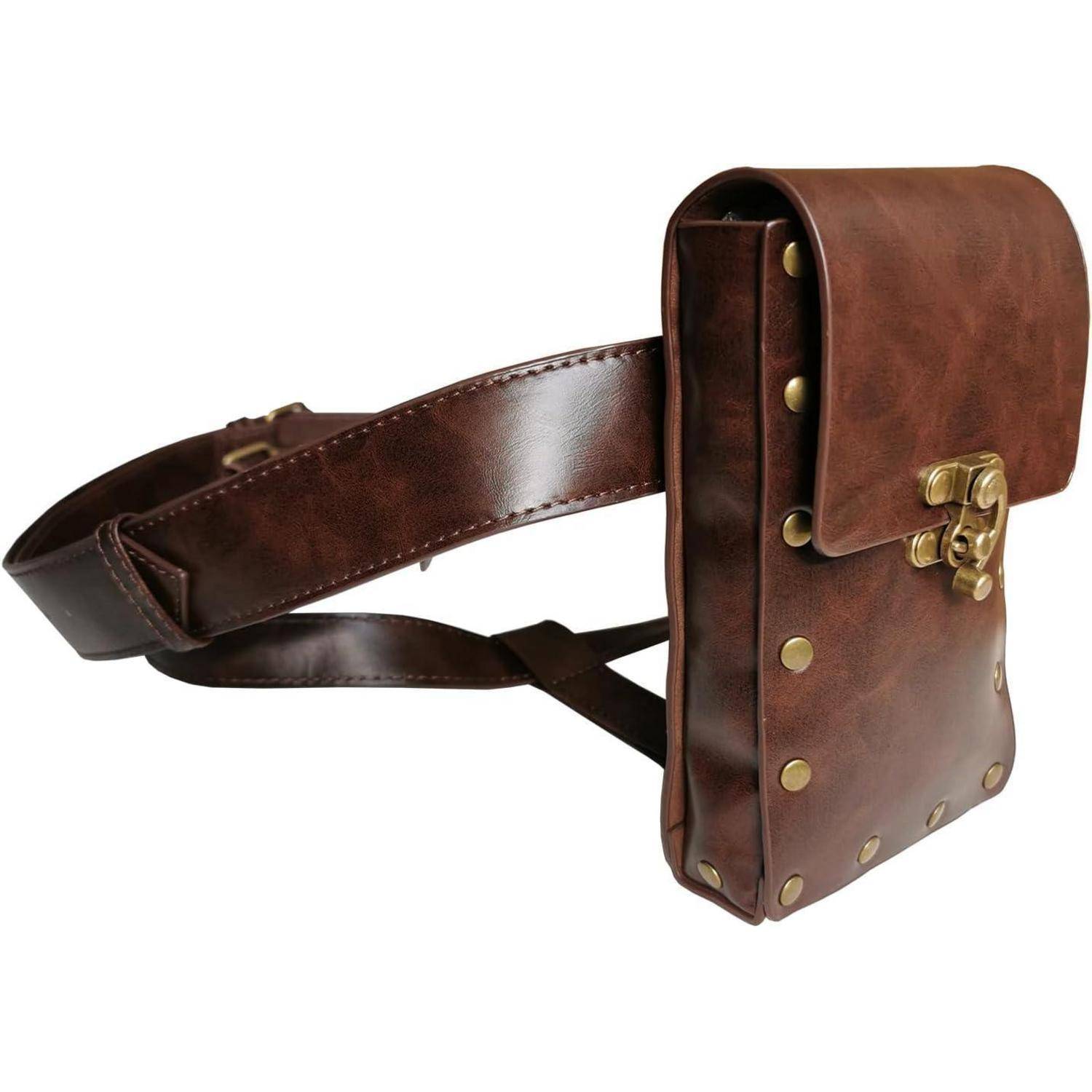 Braune Ledergürteltasche oder Tasche mit Überschlag und Messingnieten, auf weißem Hintergrund gezeigt.