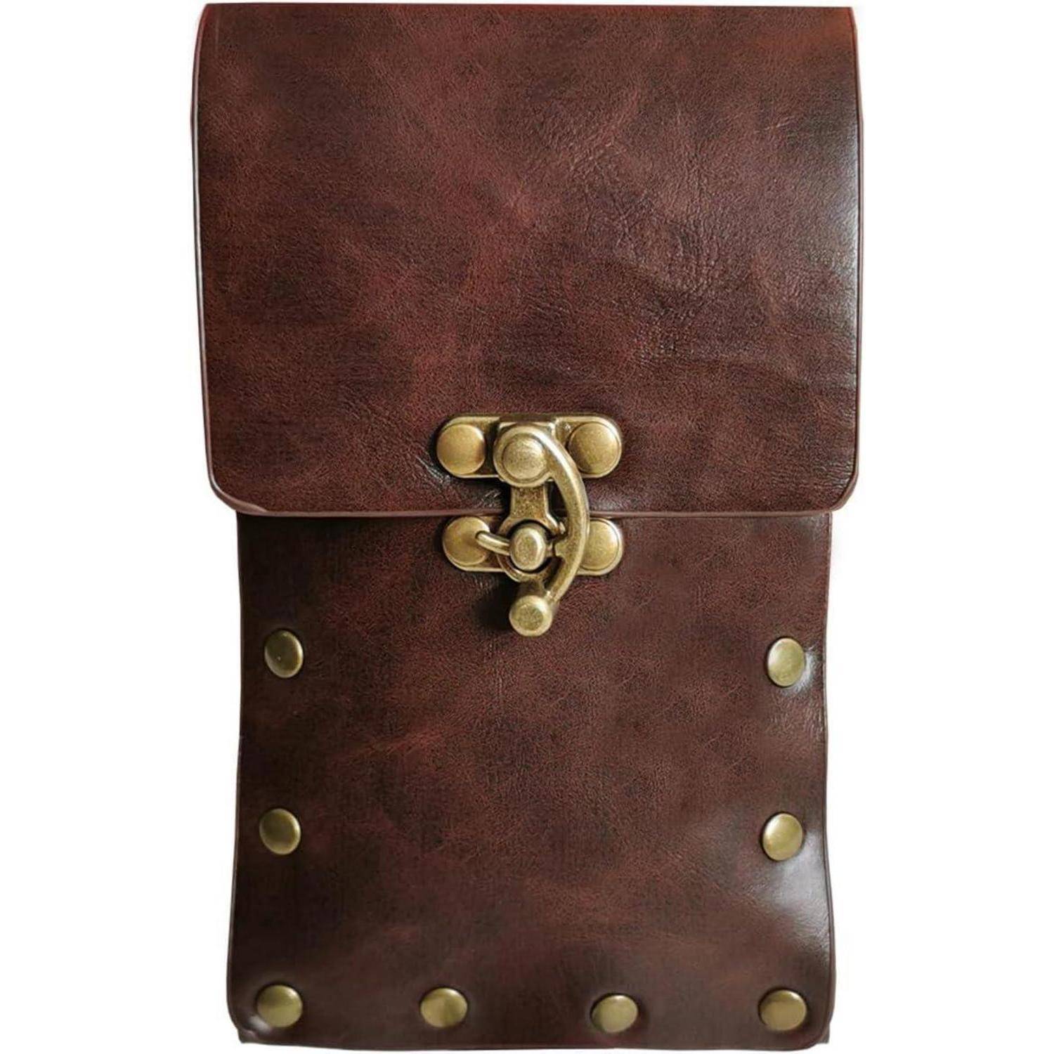Braune Ledertasche mit Messingverschluss und Nieten, von vorne gegen weißen Hintergrund fotografiert.