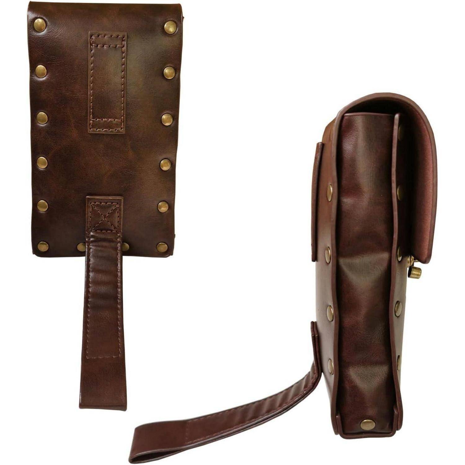 Braune Ledertasche oder -etui mit Messingnieten in Vorder- und Seitenansicht auf weißem Hintergrund, mit angefügtem langem Riemen.