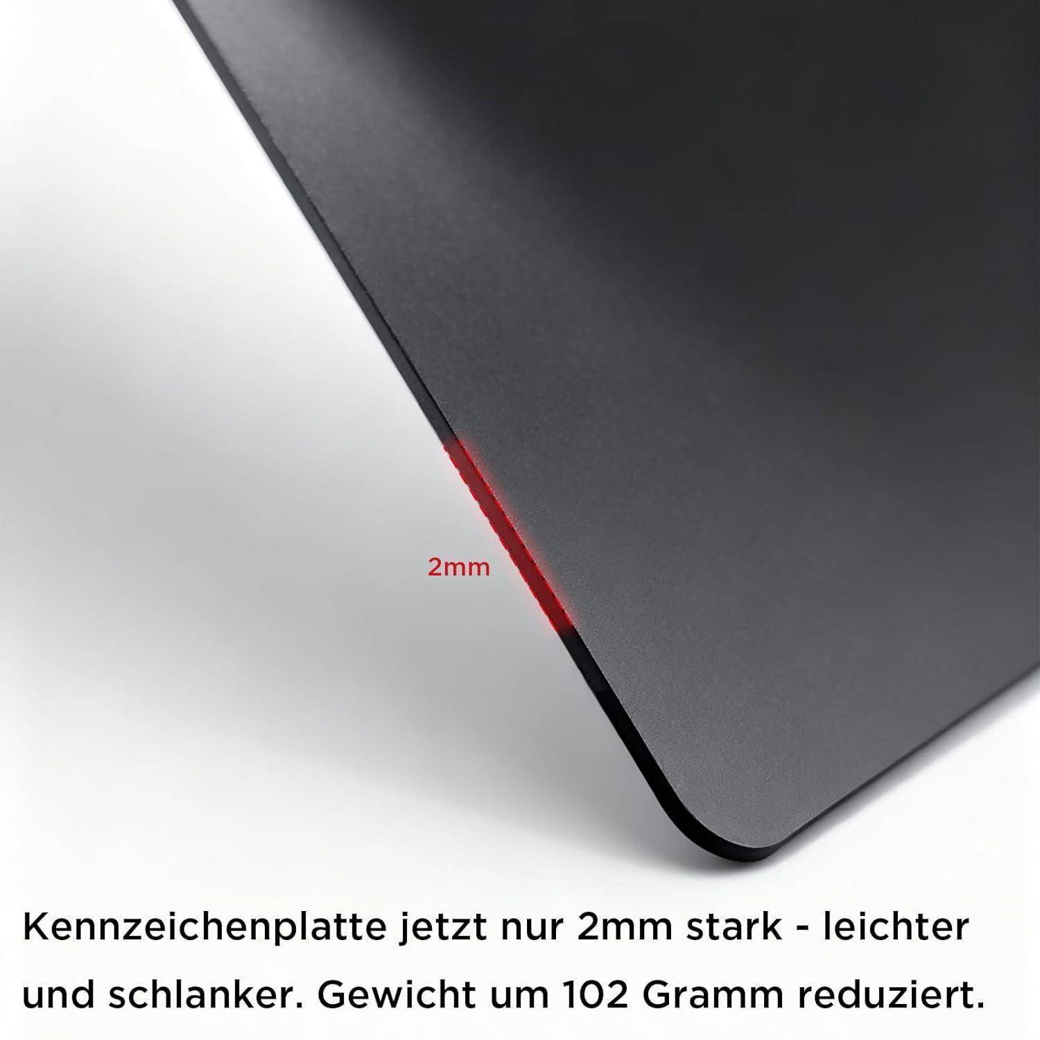 Nahaufnahme einer schlanken schwarzen Nummernschildecke mit der Beschriftung „2 mm