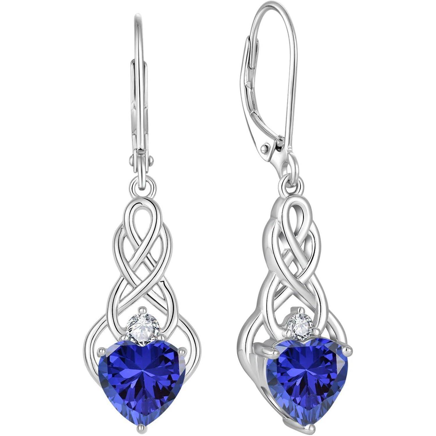 Paar silberne Filigran-Ohrhänger mit herzförmigen blauen Edelsteinen und einem kleinen klaren Akzentstein oben an jedem Ohrhänger.