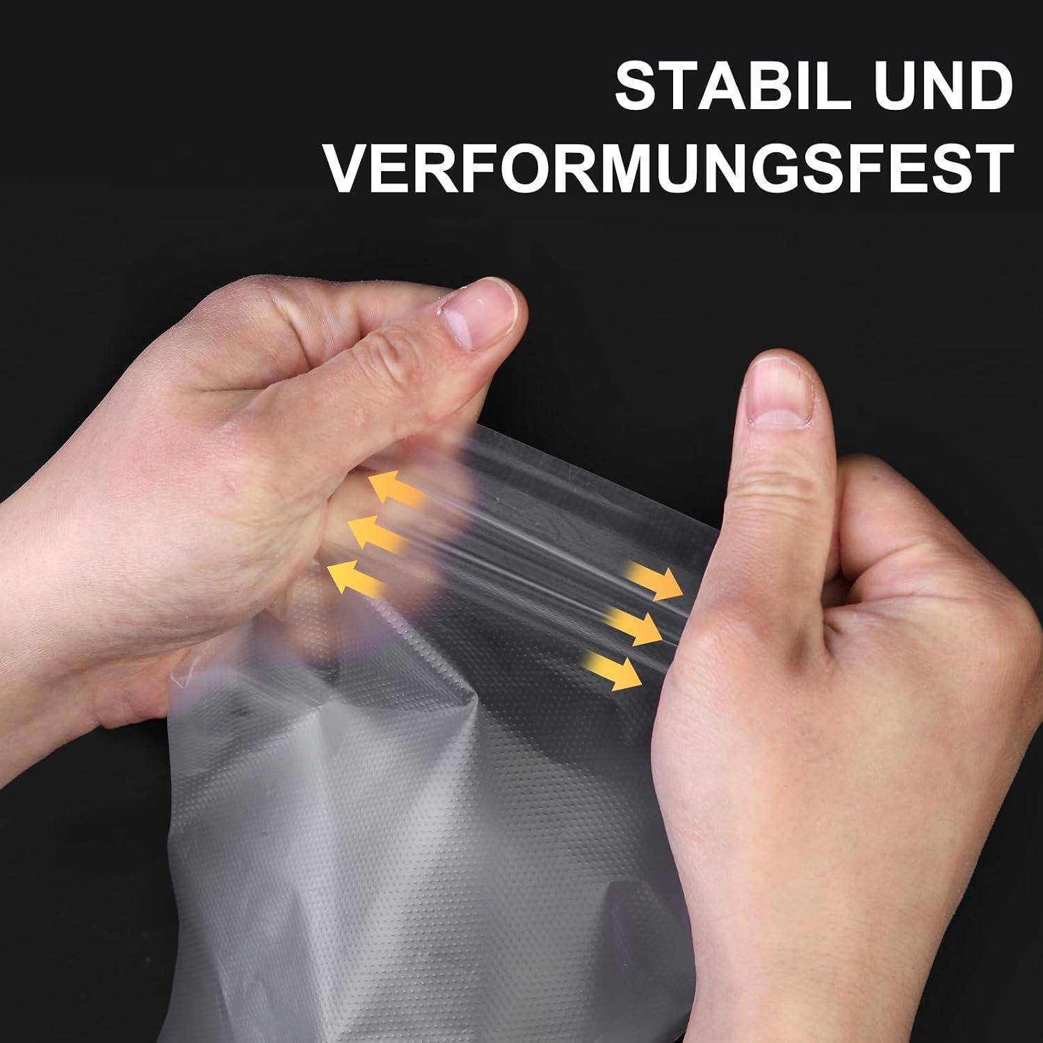 Hände, die eine transparente Plastiktüte dehnen, mit Pfeilen, die zeigen, dass sie stabil bleibt und sich nicht verformt; Text sagt „STABIL UND VERFORMUNGSFEST
