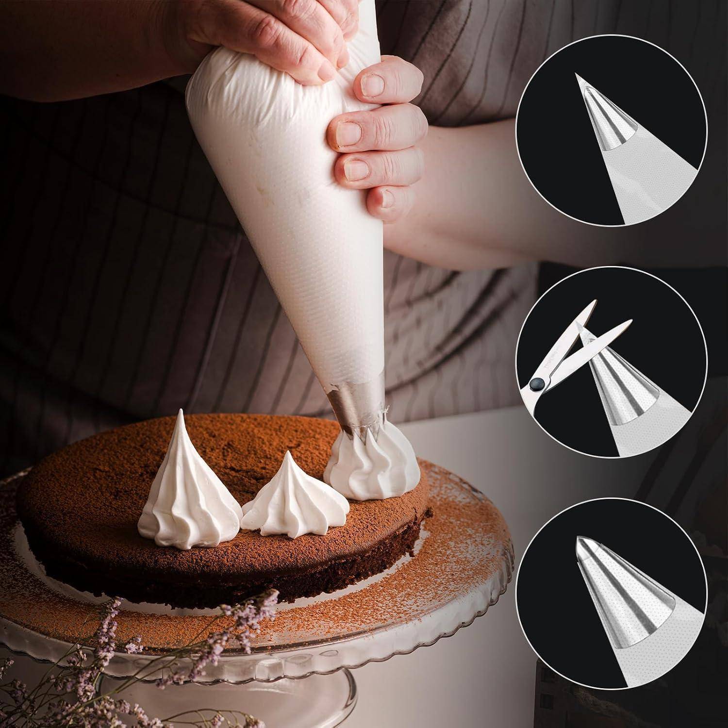 Person pipt weiße Glasur auf einen Schokoladenkuchen, mit eingeblendeten Symbolen, die verschiedene Spritztülformen zeigen.