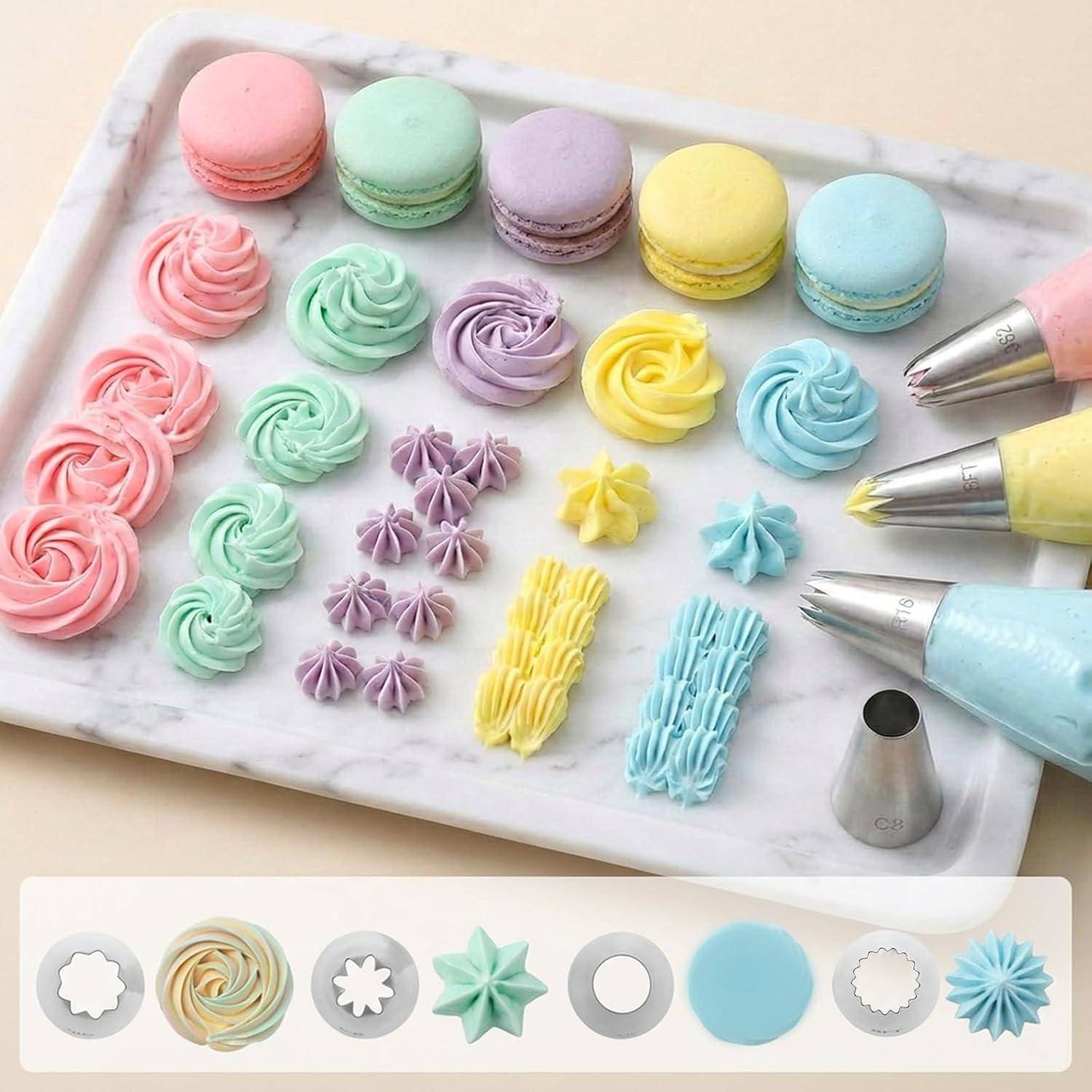 Pastellfarbene Macarons und Beispiele für gespritzte Glasur auf einem Marmortablett, mit drei Gebäck-Spritztüllen und einer Reihe von Tüllenform-Symbolen darunter.