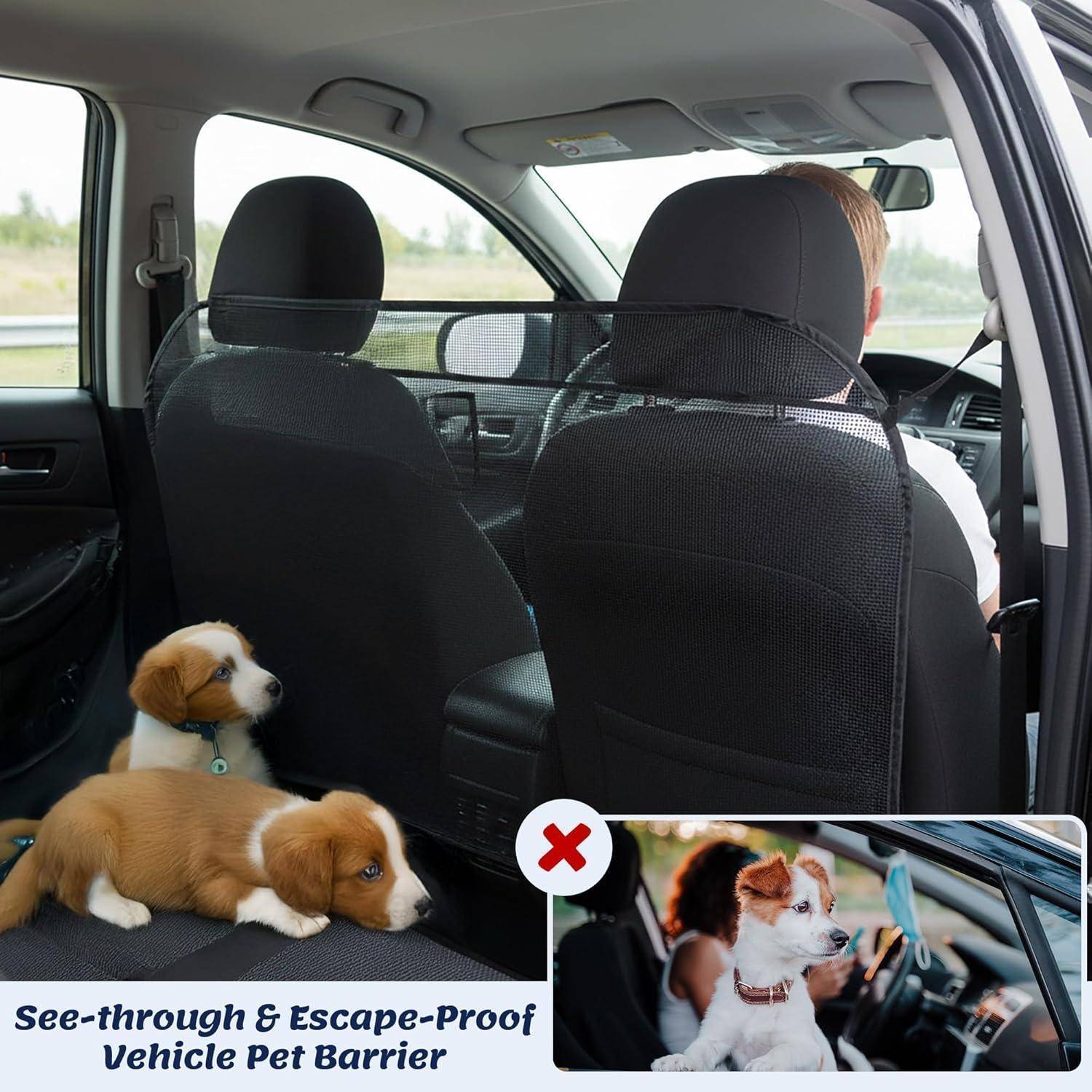 Autoinnraum mit einer Mesh-Haustierbarriere hinter den Vordersitzen, mit einem Hund auf der Rückbank und Text 