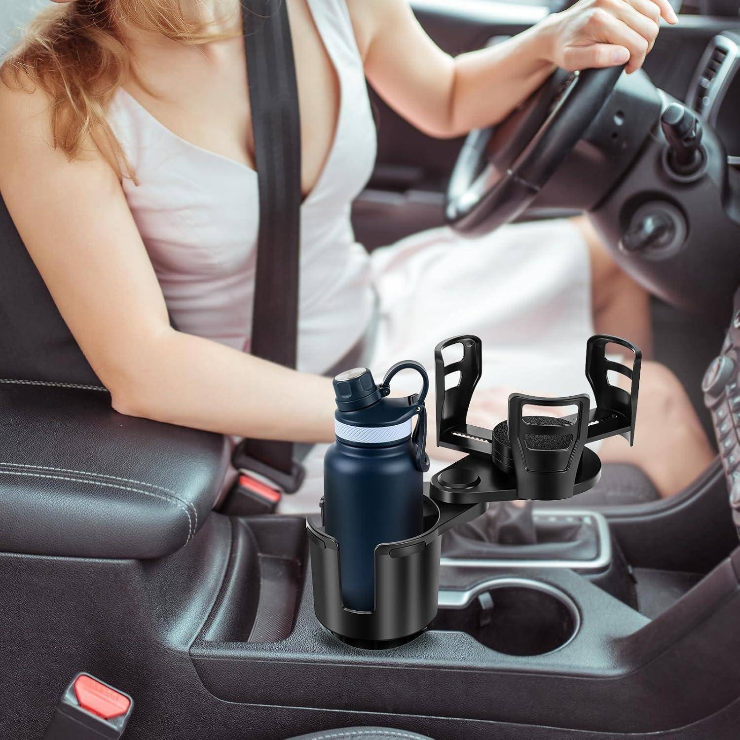 Nahaufnahme eines Auto-Getränkehalter-Organizers, der eine Wasserflasche und ein Telefon hält, gezeigt neben einem Fahrer im Autoinnenraum.