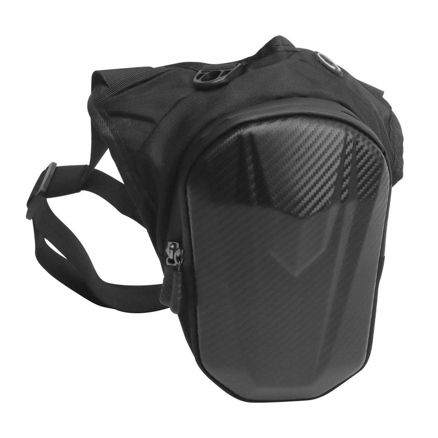 Schwarze Motorradtanktas­che mit Kohlefaser-Optik-Frontplatte und verstellbarem Riemen, auf weißem Hintergrund dargestellt.