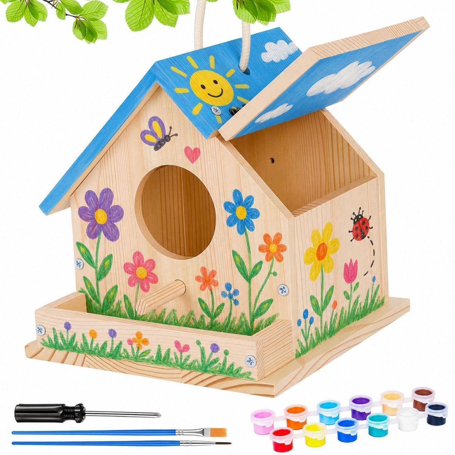 Bemaltes Vogelhäuschen-Bausatz aus Holz mit bunten Blumen, Sonne und Marienkäfer, gezeigt mit Schraubendreher, Pinseln und Farbdosen.
