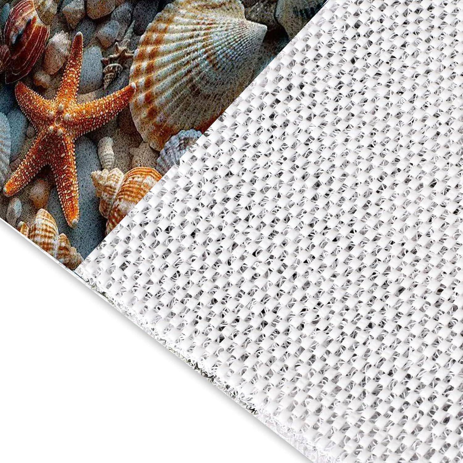 Weiße strukturierte Matte oder Teppich mit einer umgeknickten Ecke, die einen Muschelschalen- und Seestern-Strandaufdruck darunter zeigt.