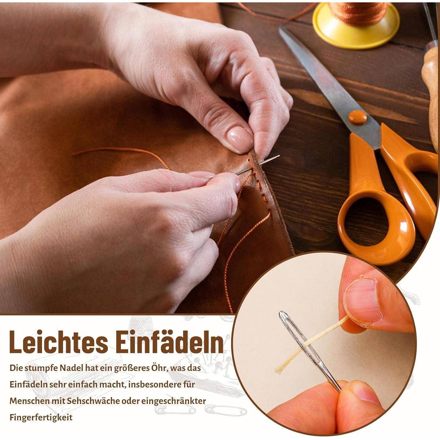 Hände nähen Leder mit einer Nadel mit großem Öhr; die Einfügung zeigt das einfache Einfädeln. Der Text sagt 
