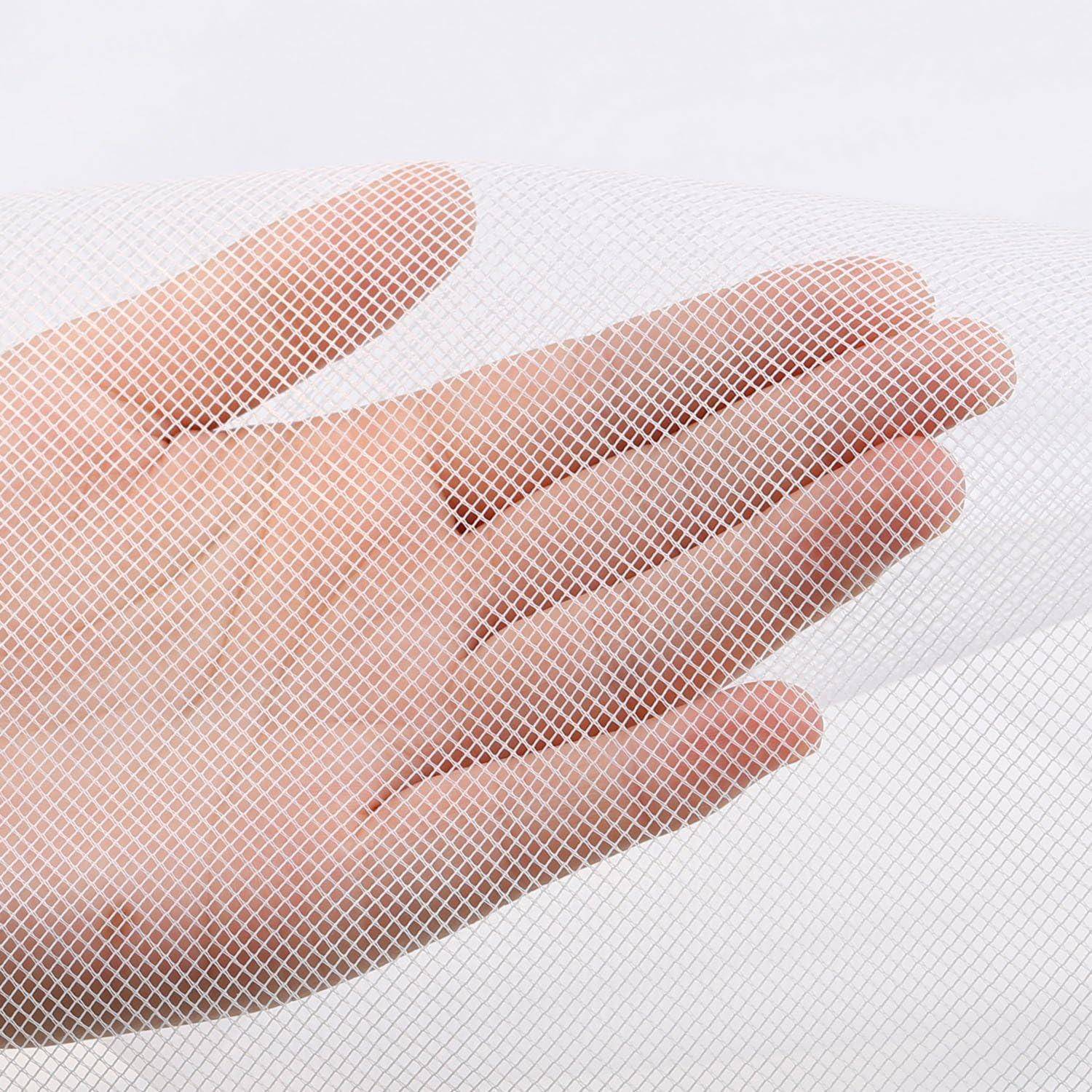 Nahaufnahme einer offenen Hand unter einem weißen strukturierten Netzstoff, der ein Schutzhandschuh oder Filtermaterial andeutet.