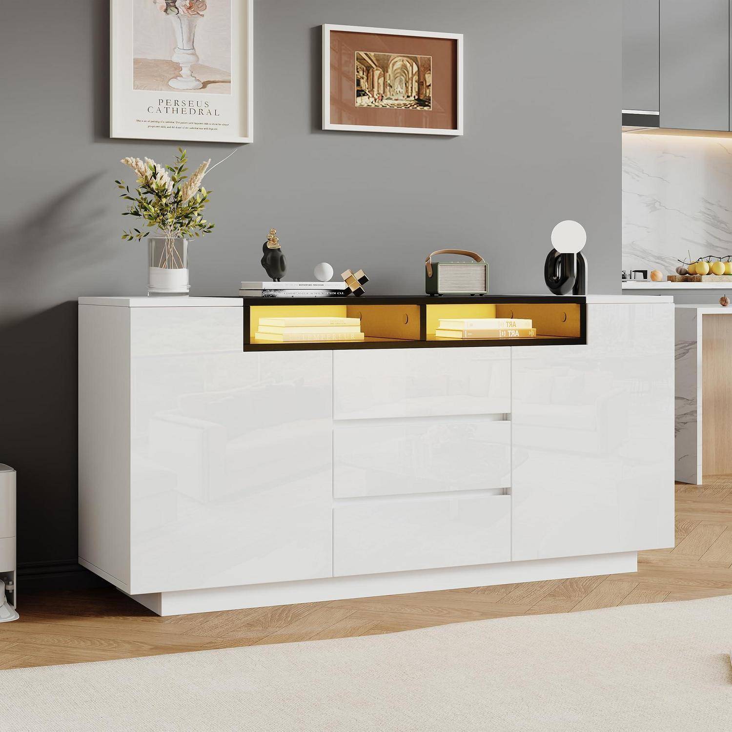 Modernes weißes Sideboard mit beleuchteten offenen Regalen, Dekorationsgegenstände oben, ausgestellt in einem minimalistischen Wohnzimmer.