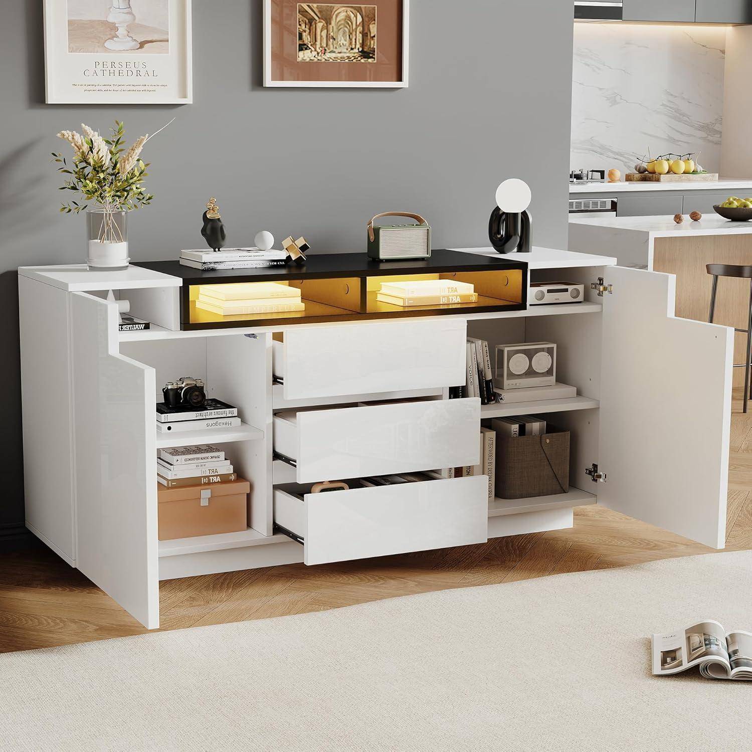 Modernes weißes Sideboard mit offenen Schränken, Schubladen und beleuchteten Regalen in einem zeitgenössischen Wohnzimmer, das Dekorationsgegenstände, Bücher und ein Radio enthält.