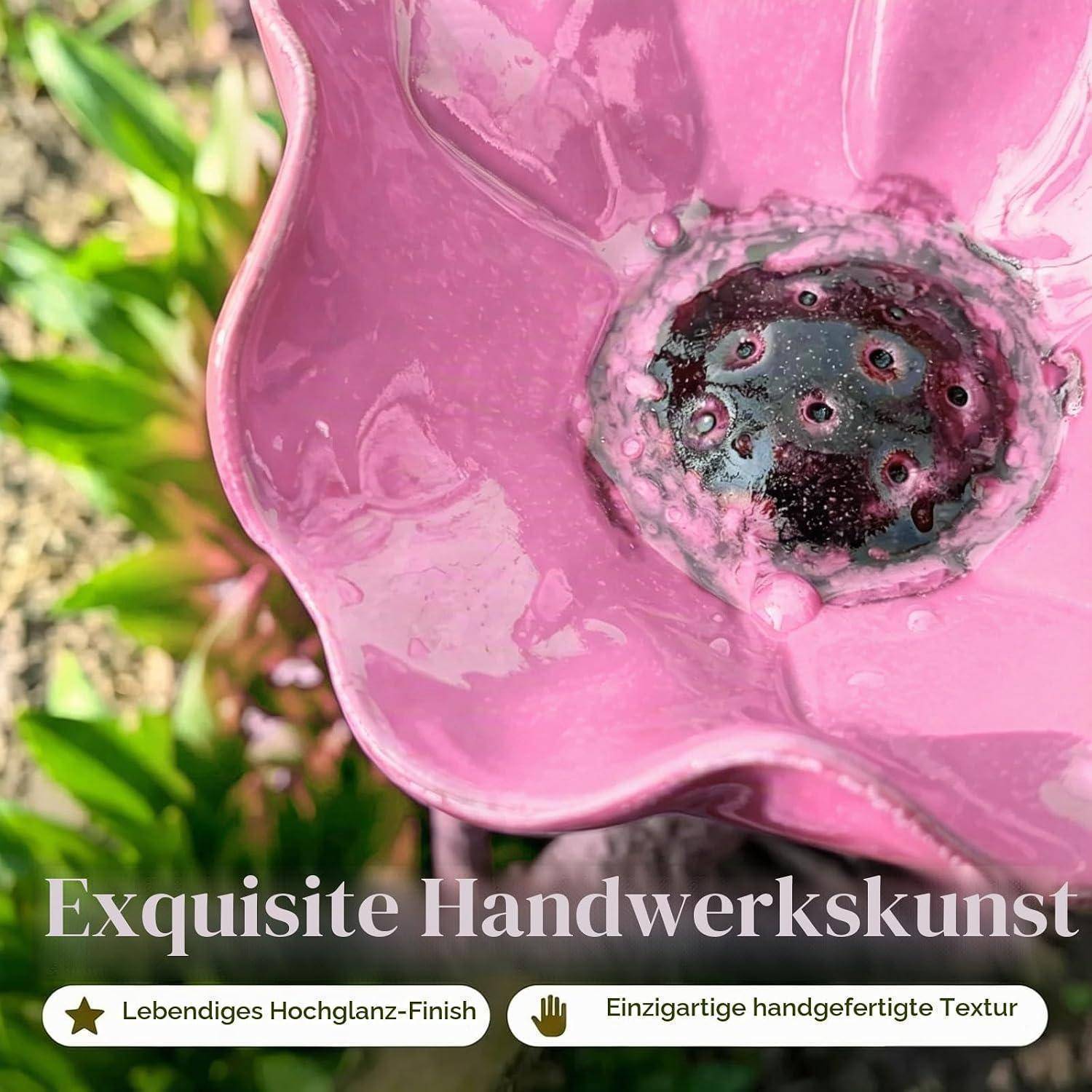 Nahaufnahme einer glänzend rosa handgefertigten Keramikblumenskulptur mit dunklem Zentrum, neben dem Text „Exquisite Handwerkskunst