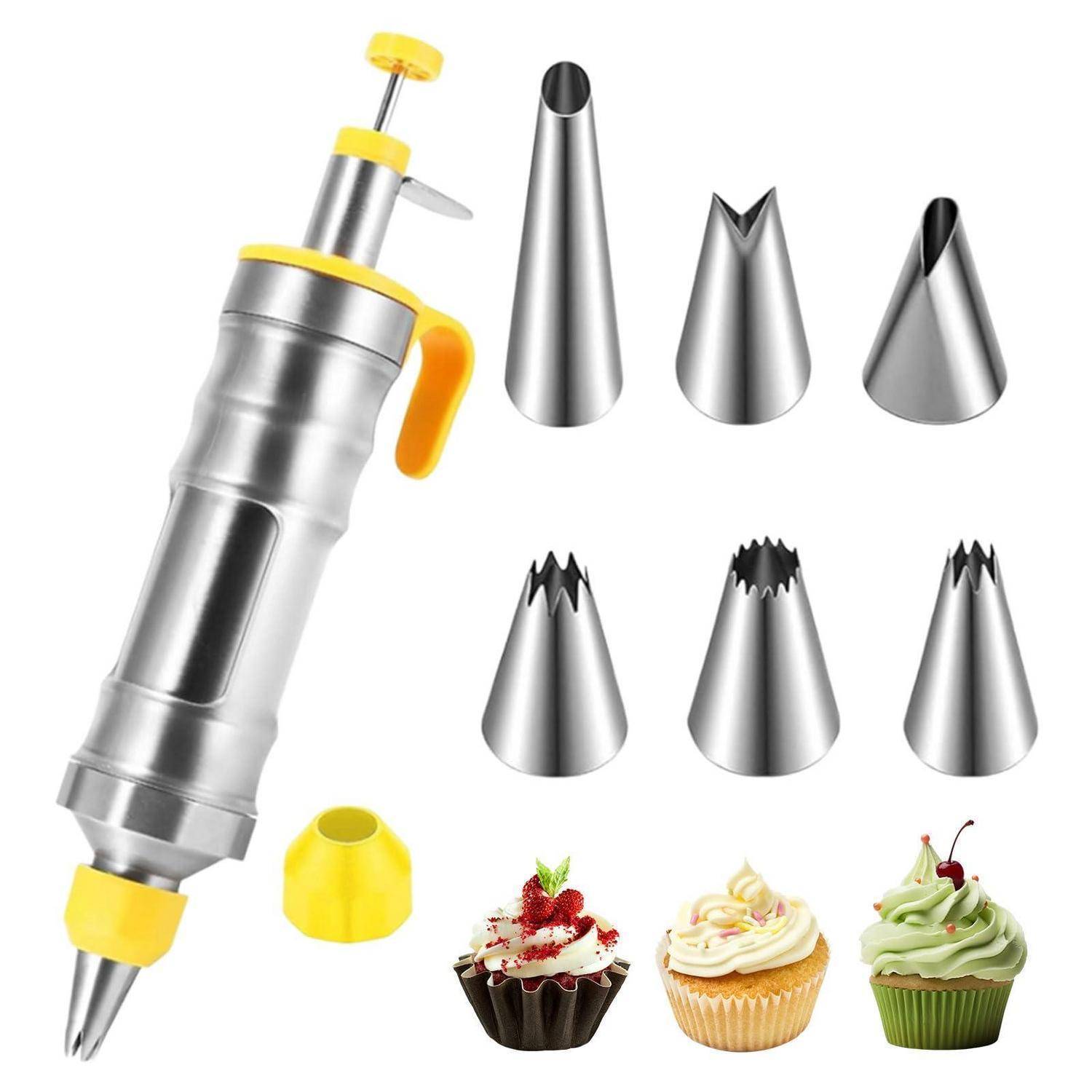 Spritzbeutel zum Verzieren von Gebäck mit sechs Metall-Spritztüllchen und drei Cupcakes mit Zuckerguss, die verschiedene Spritzstile zeigen.