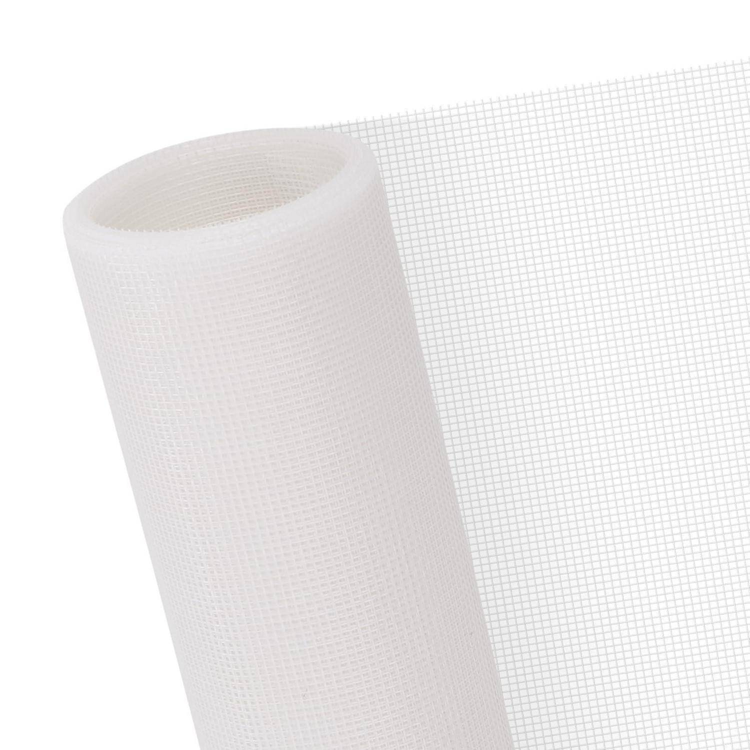 Weiße Fiberglas-Geweberol­le zur Verstärkung von Gips oder Wandreparaturen, diagonal gegen einen hellen Gitterhintergrund dargestellt.